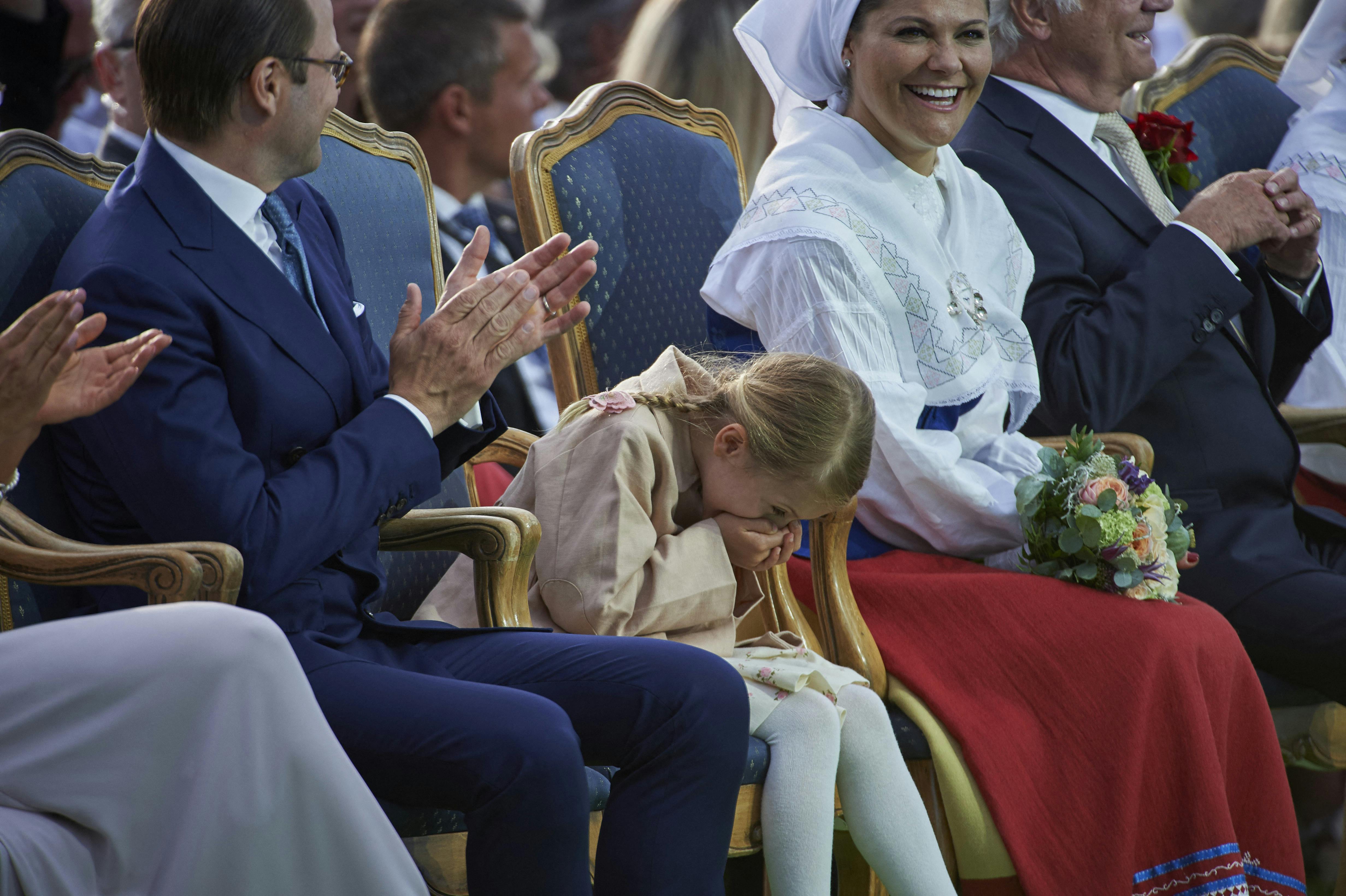 Prinsesse Estelle mellem sine forældre til fødselsdagen i 2017.&nbsp;
