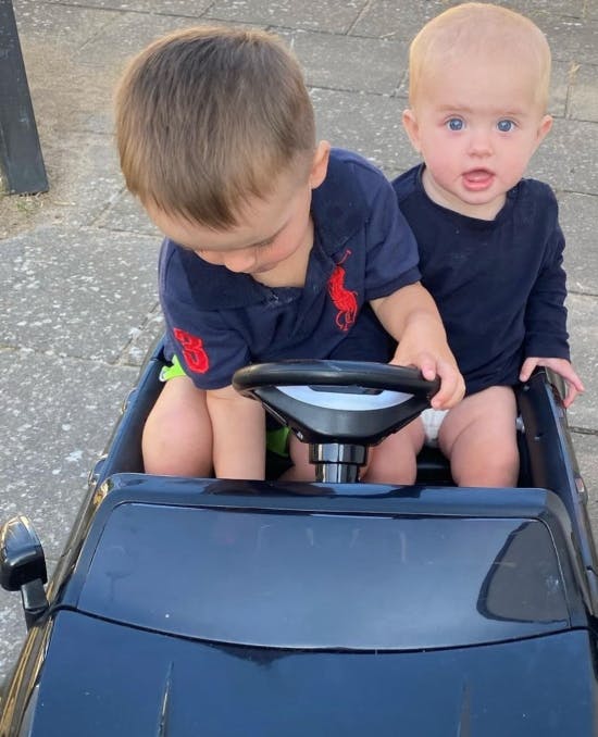 Dennis Knudsens børn Noah og Aura.