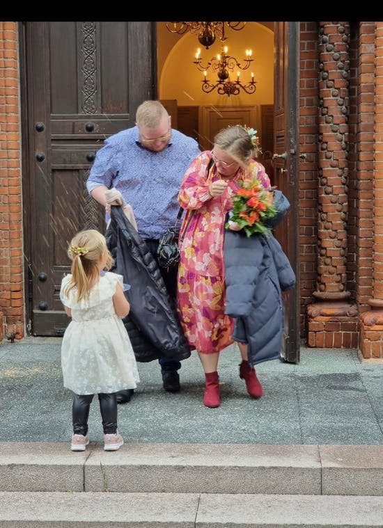 Patrick og Emma Møller Ottesen med datteren Marie ved deres bryllup.