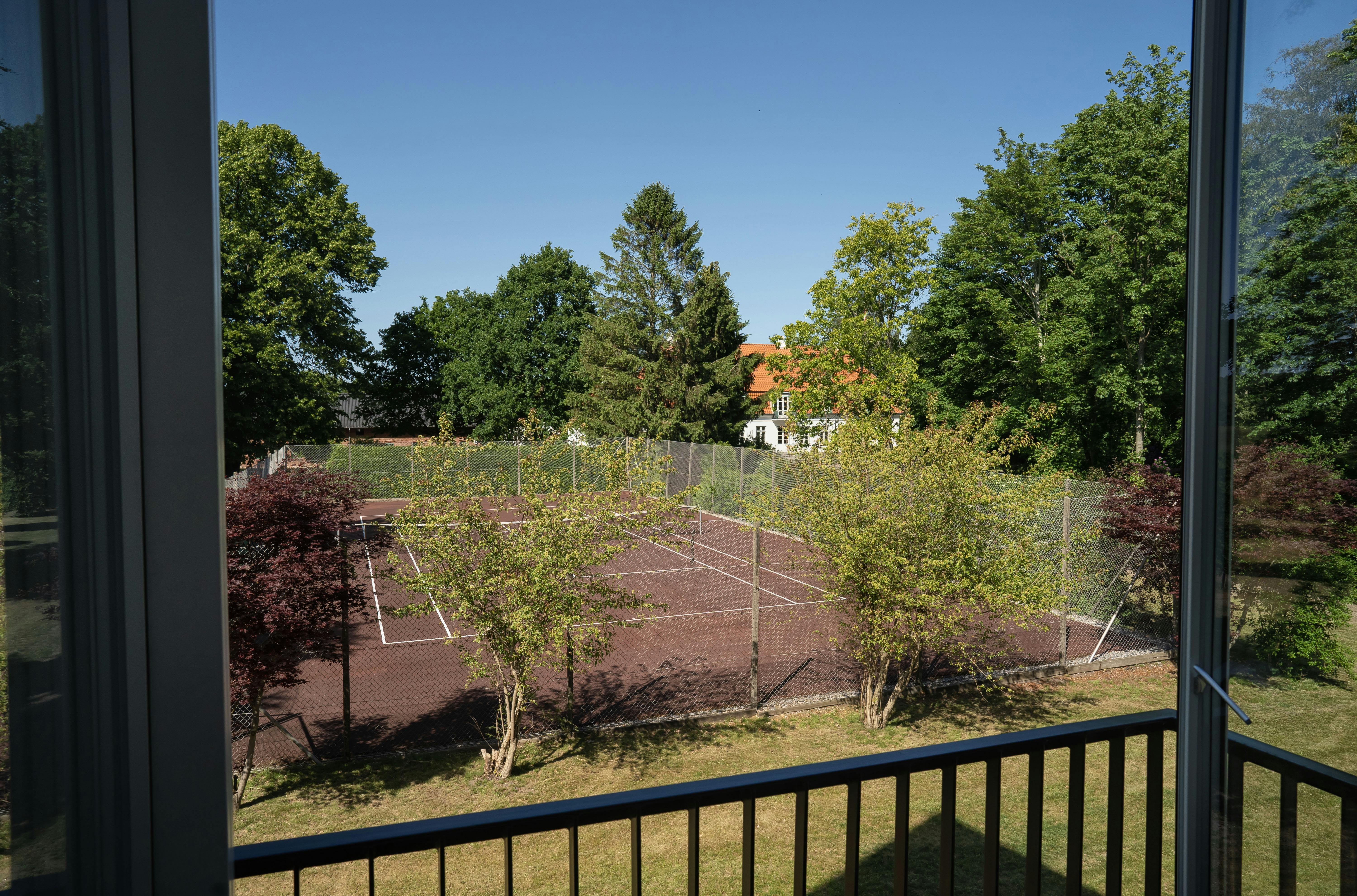 Fra den ene altan kan man se tennisbanen, som grevinde Sussie gerne benytter. I baggrunden kan Egeland Gods, greveparrets tidligere hjem, ses.&nbsp;
