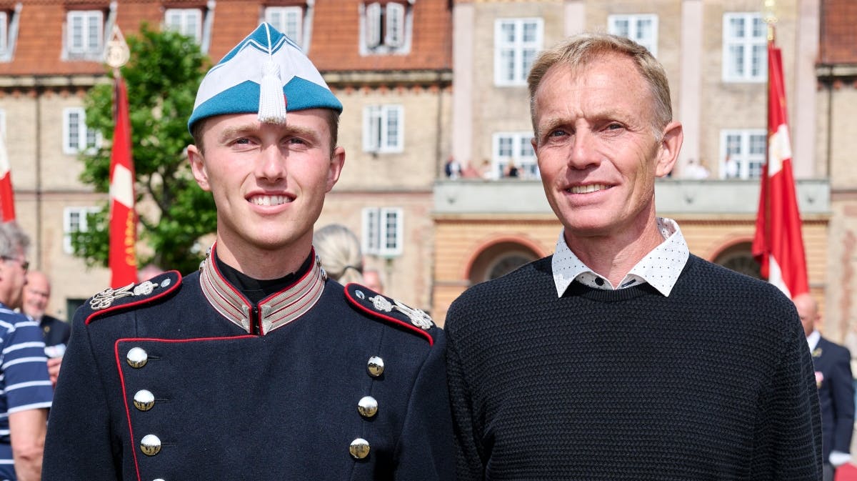Garder Anton Mondrup Langdahl sammen med sin far, John. 