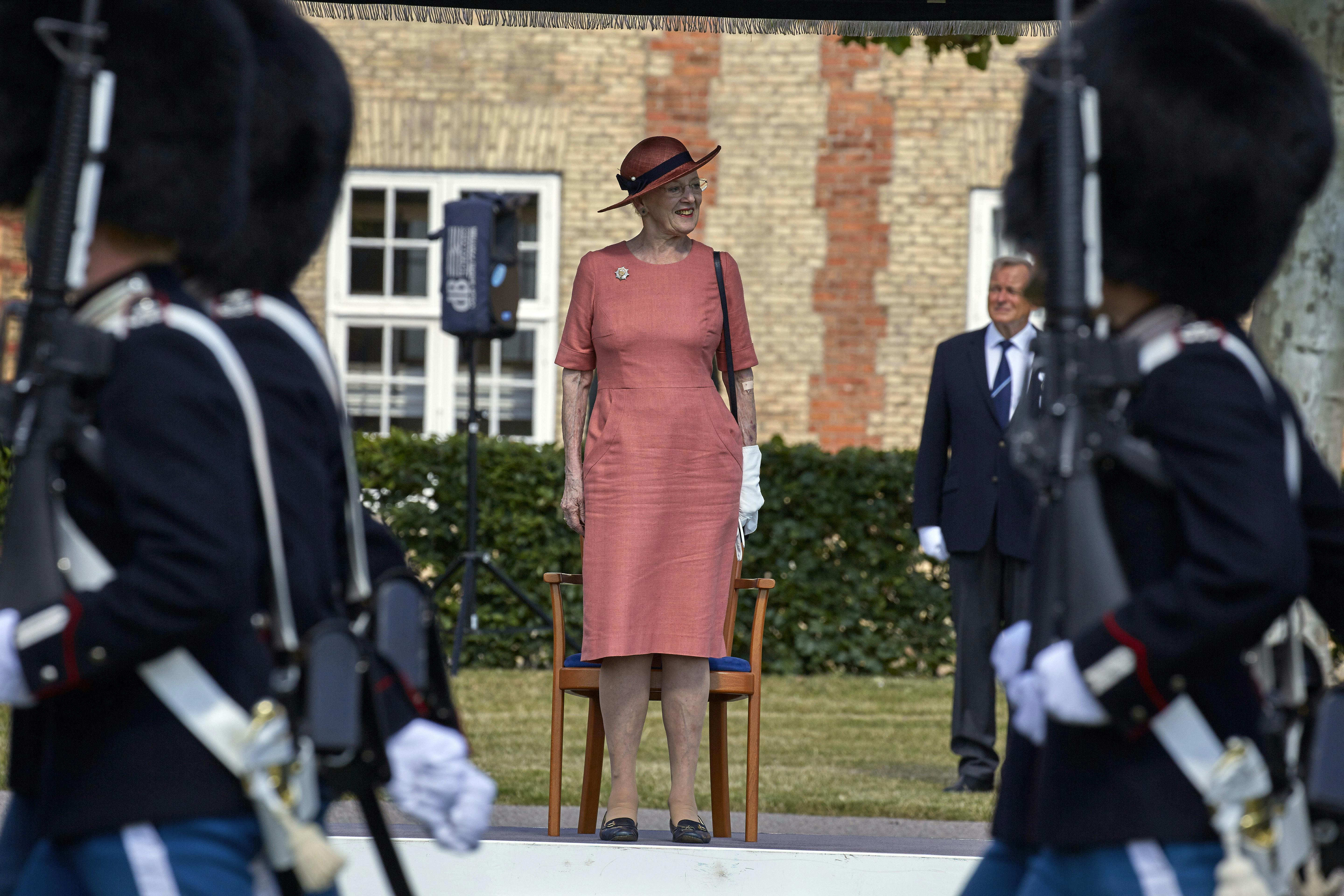 Dronning Margrethe i samme kjole og med samme hat under paraden i 2019.&nbsp;
