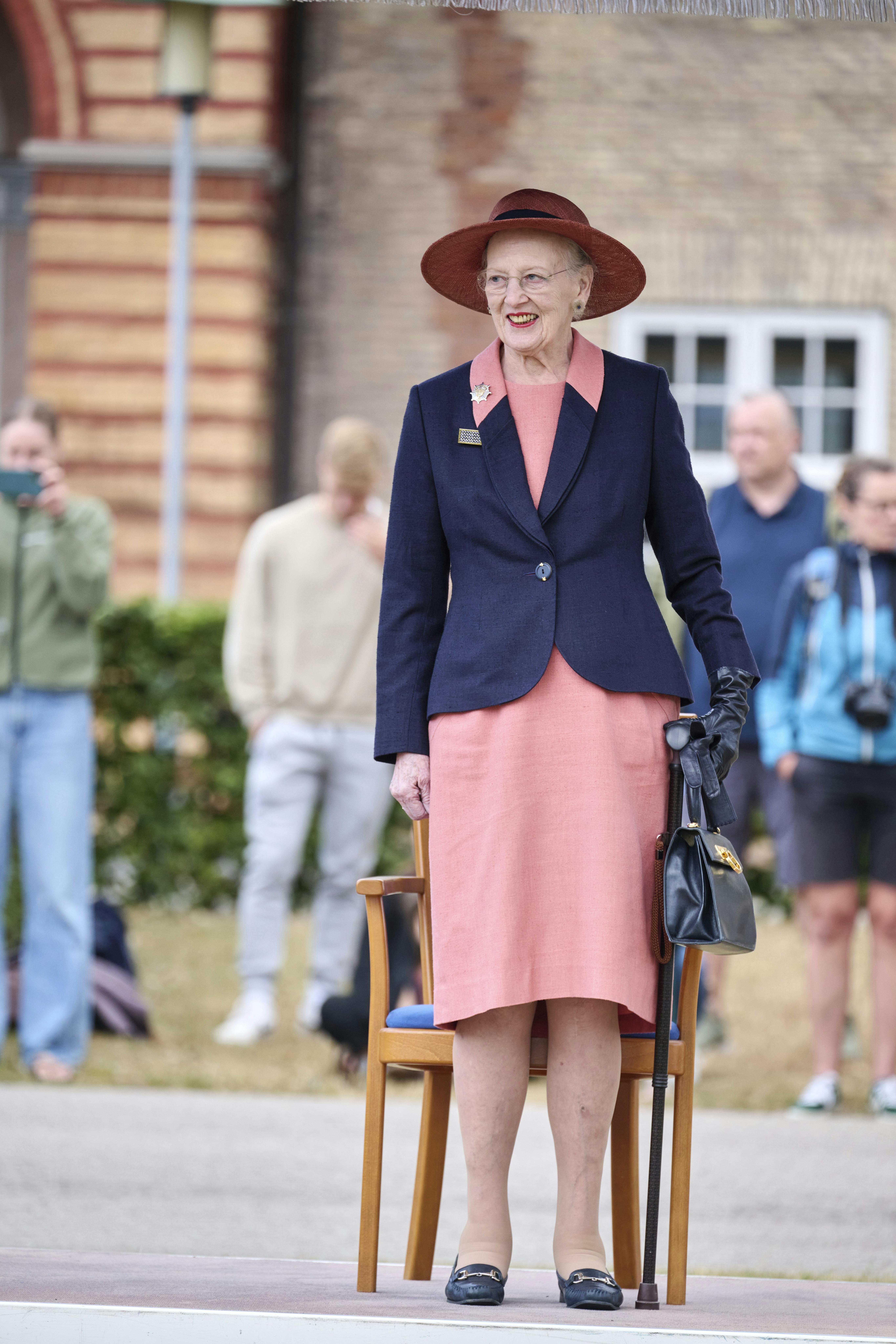 Opgavebeskrivelse: H.M. Dronningen deltager i Årsdagsparade ved Den Kongelige Livgarde samt overrækker "Dronningens Ur". Sted: Livgardens Kaserne, Gothersgade, KøbenhavnFotograf: Lars H.LaursenJournalist: Catja KlarskovOptagelsedato: 2023.06.30