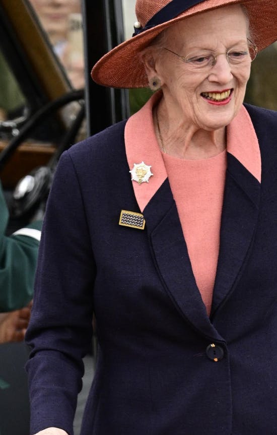 Dronning Margrethe bar guld-brochen med de mange safirer, som hun fik i gave i 1973.&nbsp;
