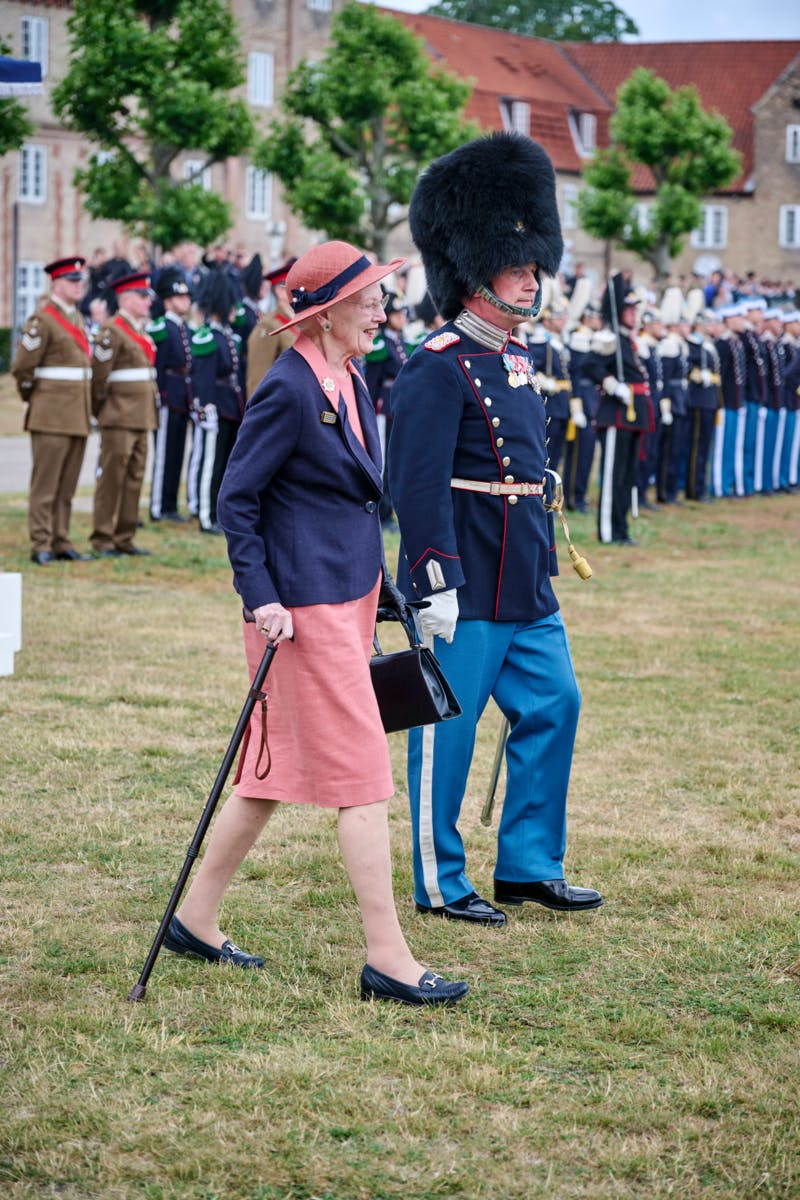 Dronning Margrethe ankommer til&nbsp;eksercerpladsen ved Rosenborg Slot.&nbsp;
