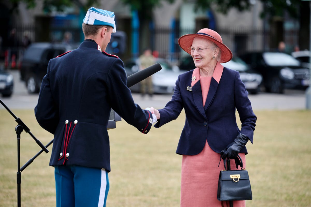 Dronning Margrethe overrækker "Dronningens Ur" til garder Anton Mondrup Langdahl.&nbsp;
