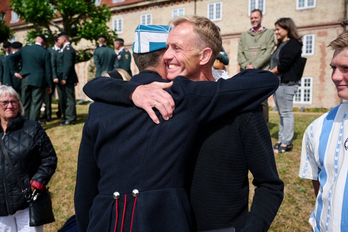 Far og søn i omfavnelse kort efter, at garder Anton Mondrup Langdahl modtog den fornemme hæder "Dronningens Ur".&nbsp;
