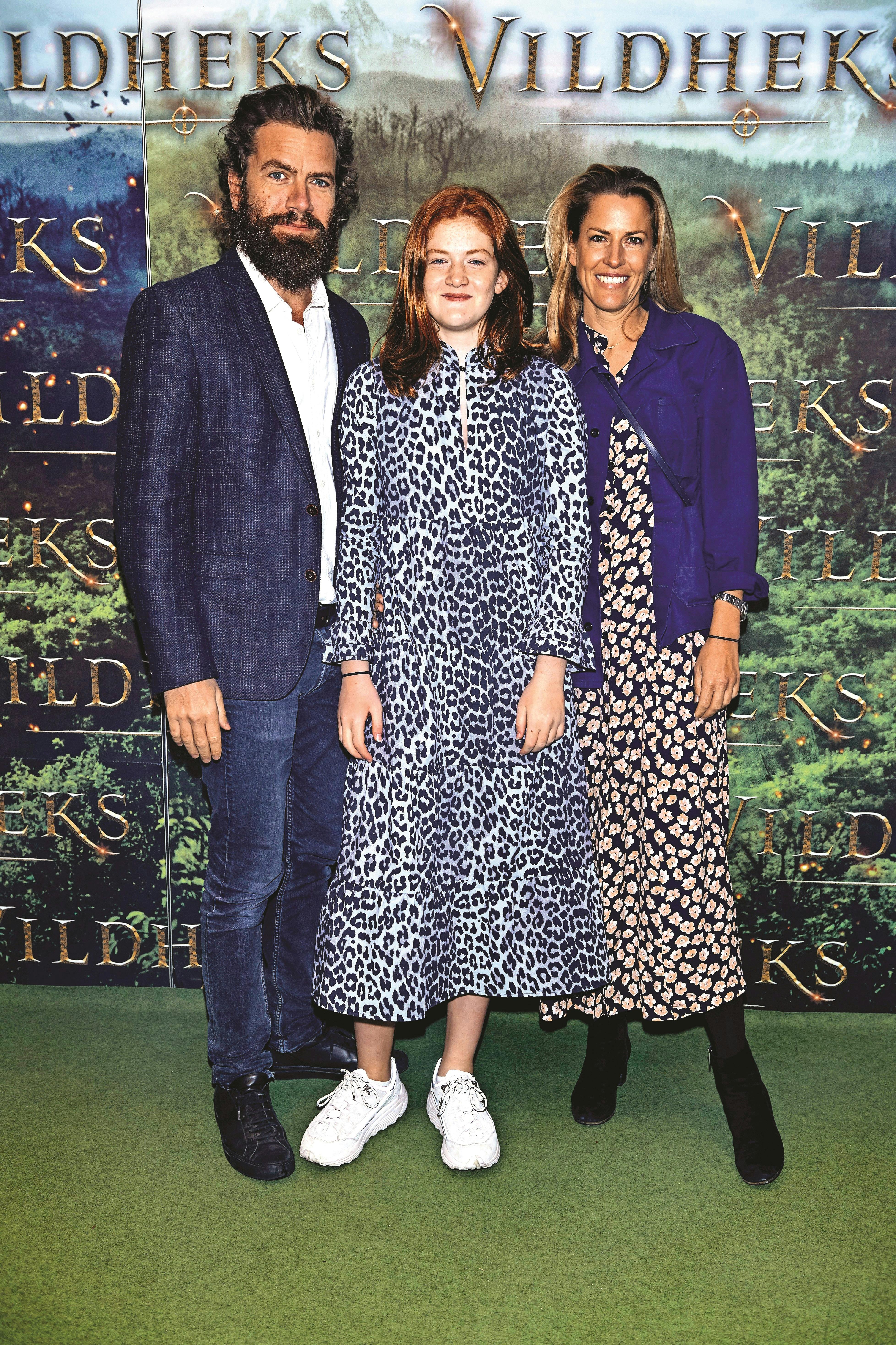 Nikolaj Lie Kaas med hustruen Anne og deres ældste datter, Gerda, til premieren på "Vildheks", hvor Gerda havde hovedrollen som Clara. 