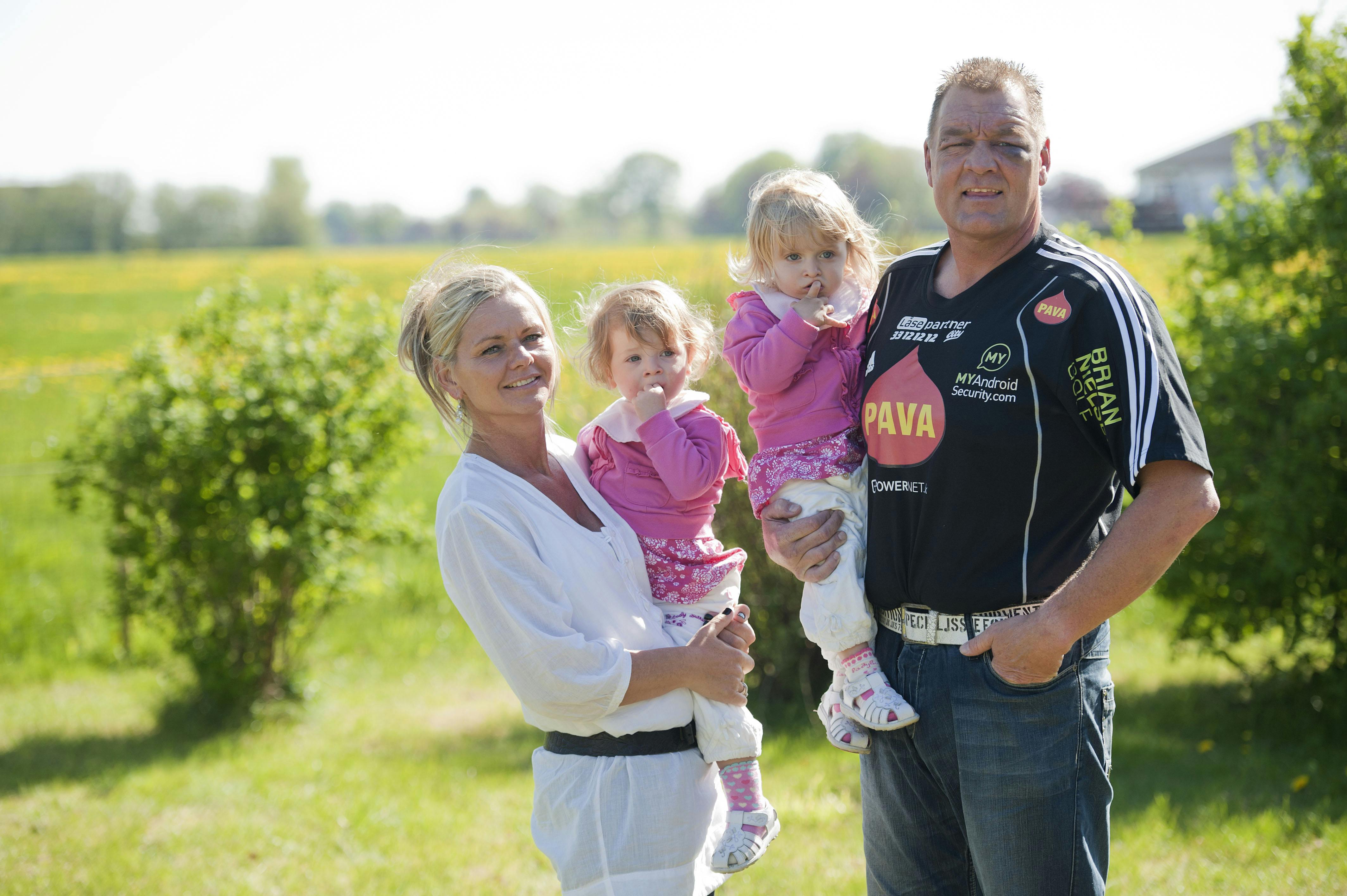 Brian Nielsen og hans kæreste Jeanette Buchard med tvillingedøtrene Mille (tv) og Cecilie i 2011.&nbsp;
