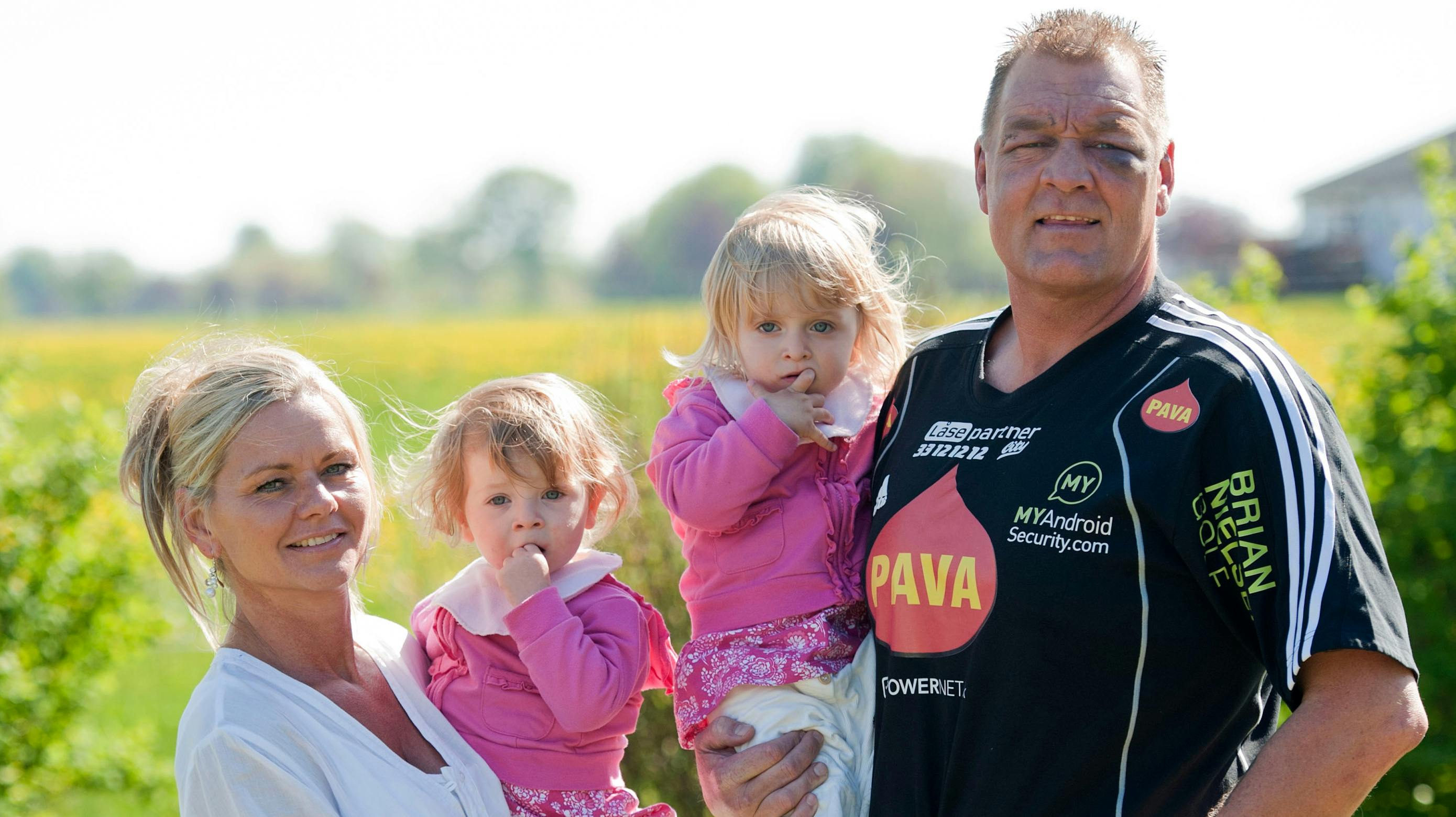 Brian Nielsen og kæresten Jeanette med tvillingerne Cecilie og Mille i 2011.