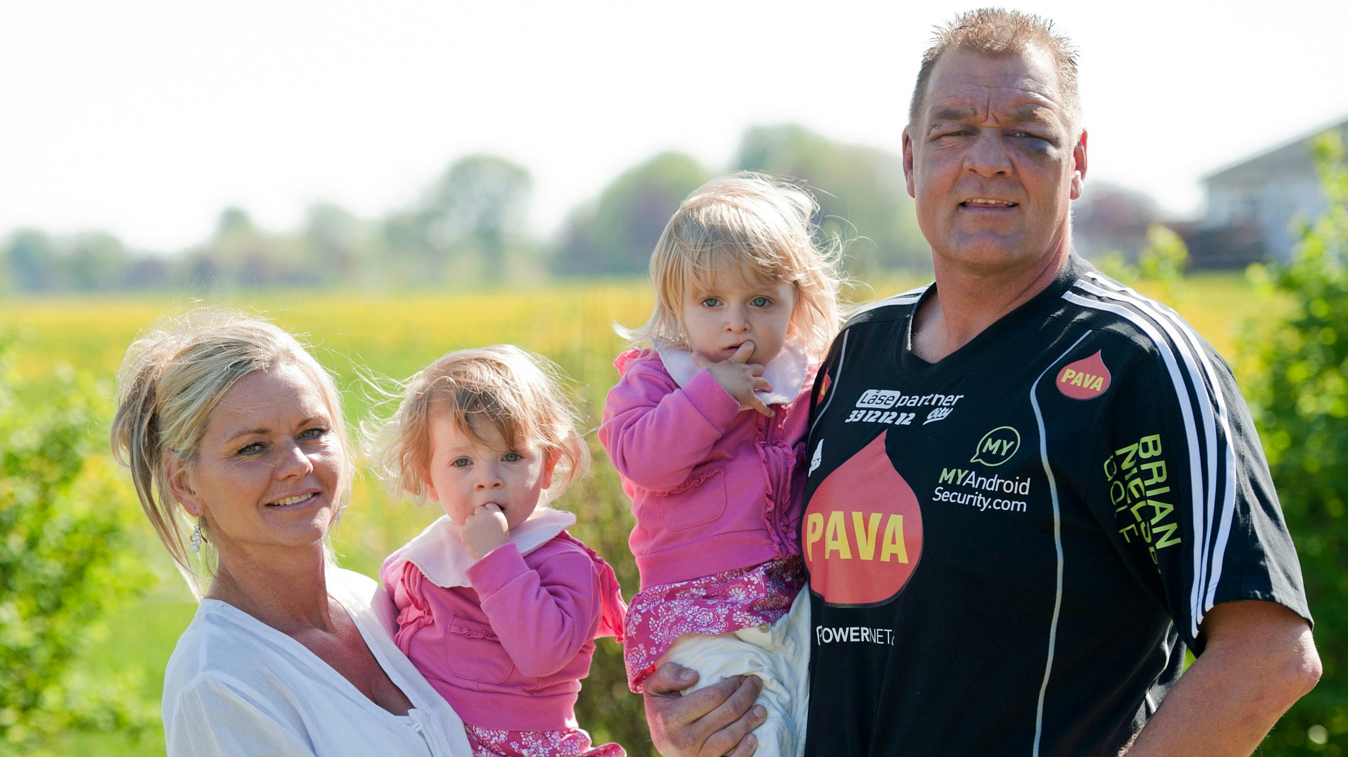 Brian Nielsen og kæresten Jeanette med tvillingerne Cecilie og Mille i 2011.