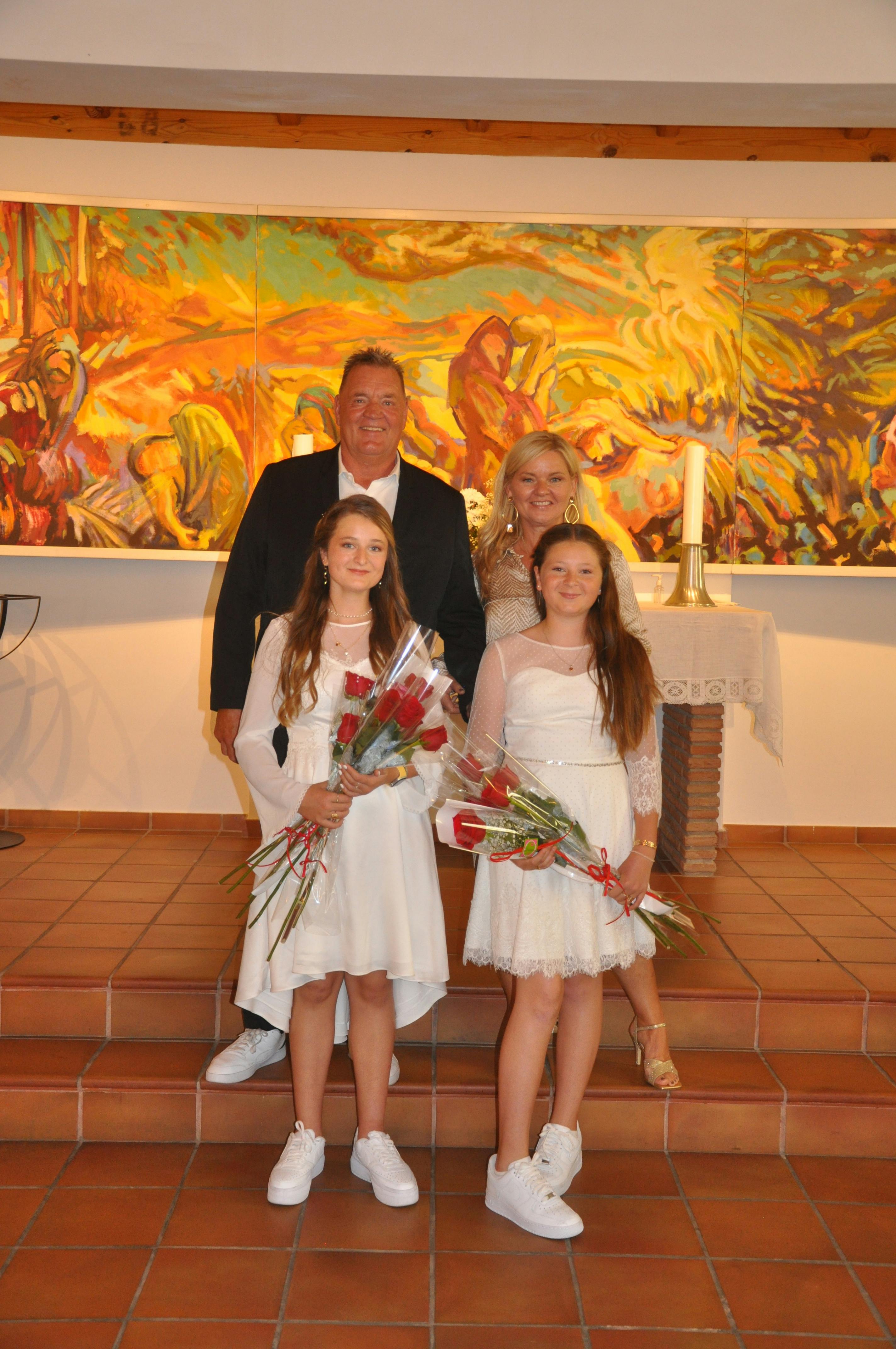 Brian Nielsen og hustruen Jeanette med tvillingerne Cecilie (venstre) og Mille (højre) i 2023.&nbsp;&nbsp;

