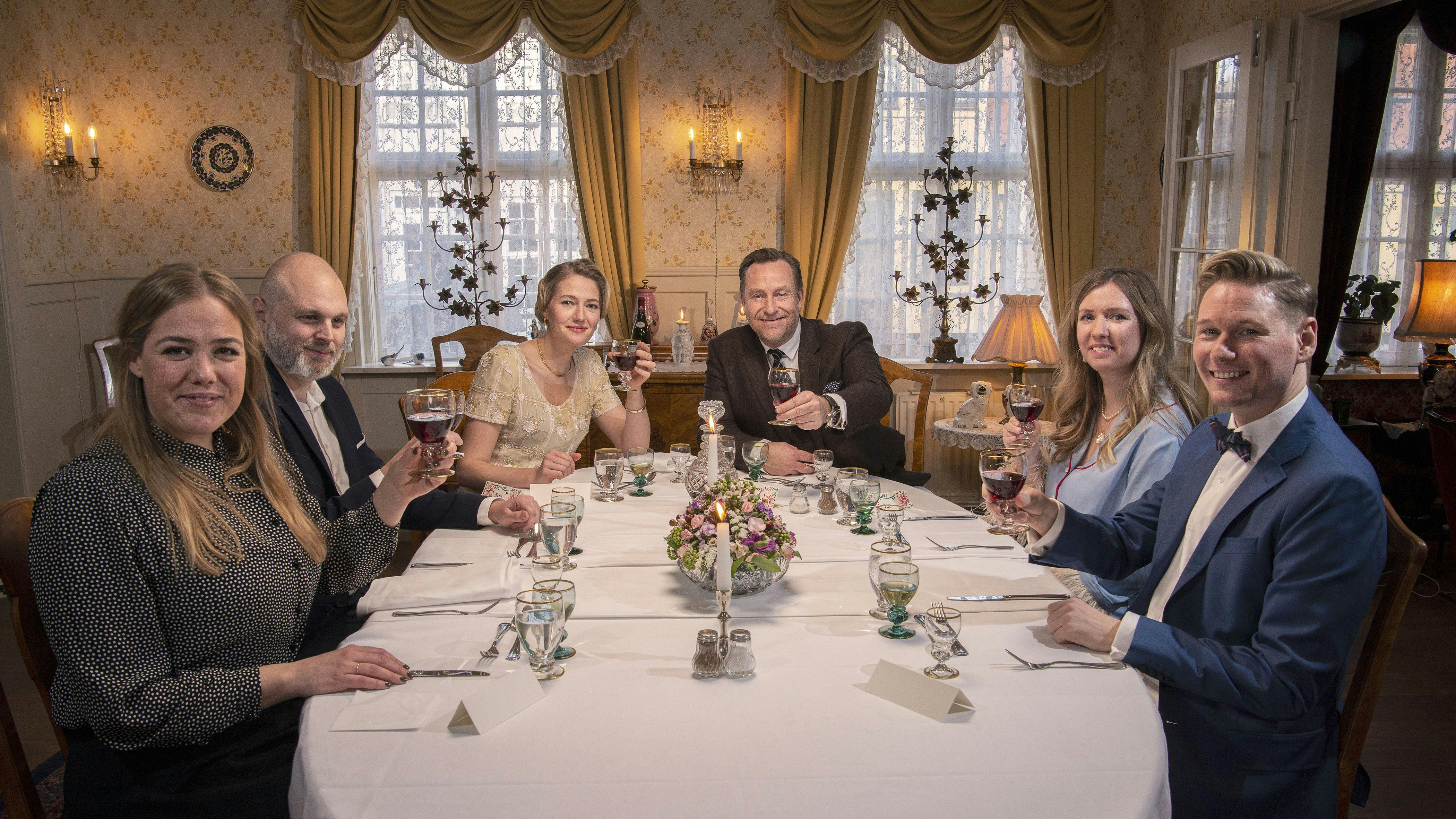 Frederikke Legaard og Adam Prices gæster er fra venstre Gry Jexen, Martin Steiner, Lise Benthin Præstgaard og Nicolaj Cornelius. De var samlet for at spise "Matador"-menuen i andet afsnit af "Berømte Måltider: Matador".
