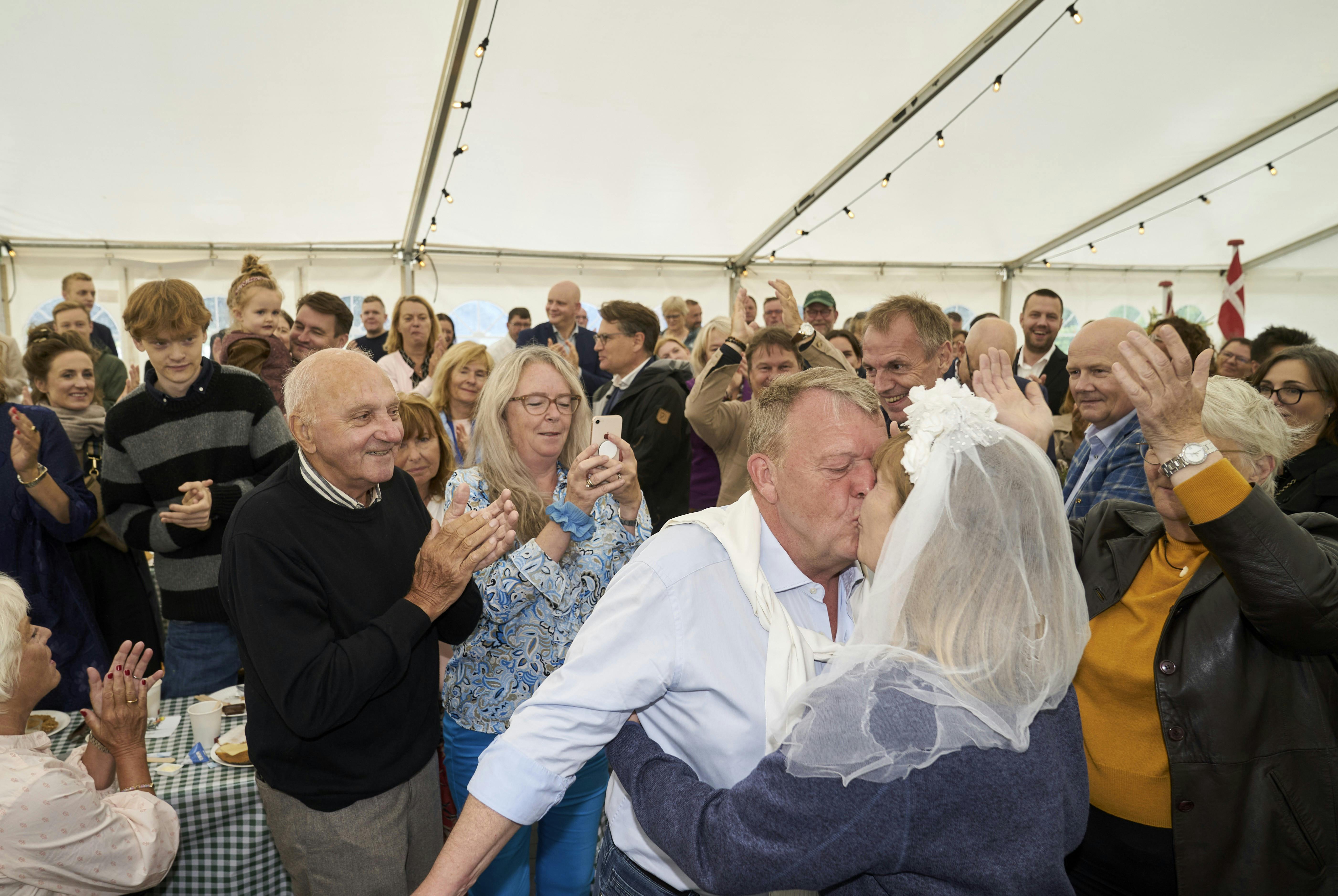 Kærligheden strålede ud af&nbsp;Lars og Sólrun Løkke Rasmussen på deres sølvbryllupsdag den 4. juli 2023
