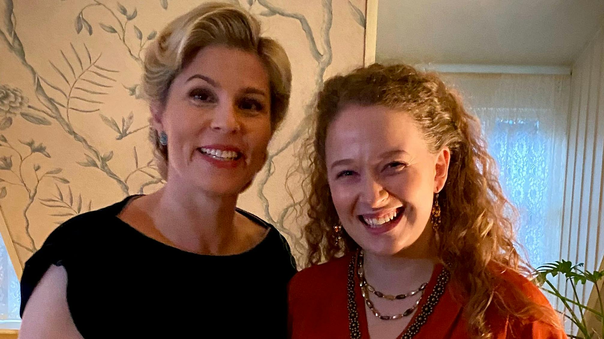 Cecilie Stenspil og Andrea Øst Birkkjær som Helene og Kitty i "Badehotellet".