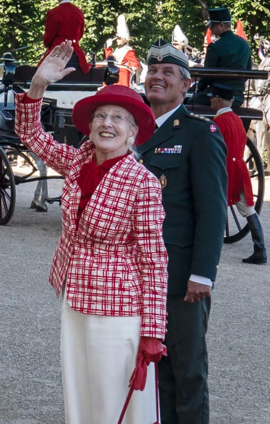 Nicolas Veicherts i selskab med dronning Margrethe. Obersten tog imod dronningen sidste sommer på Frederiksberg Slot i forbindelse med sommertogtet.&nbsp;
