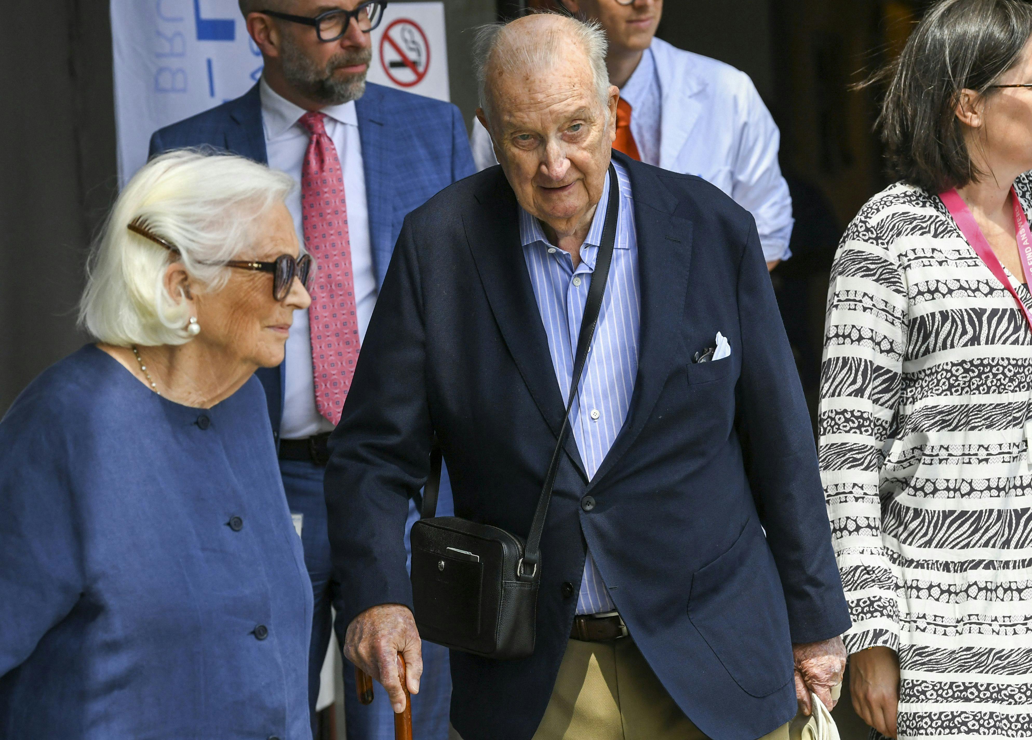 King Albert II of Belgium (C) and Queen Paola of Belgium (L) leave the Saint-Luc hospital in Brussels, on July 5, 2023. Eighty-nine year-old King Albert II left hospital, a week after he was admitted to the hospital with dehydration symptoms. (Photo by FREDERIC SIERAKOWSKI / Belga / AFP) / Belgium OUT