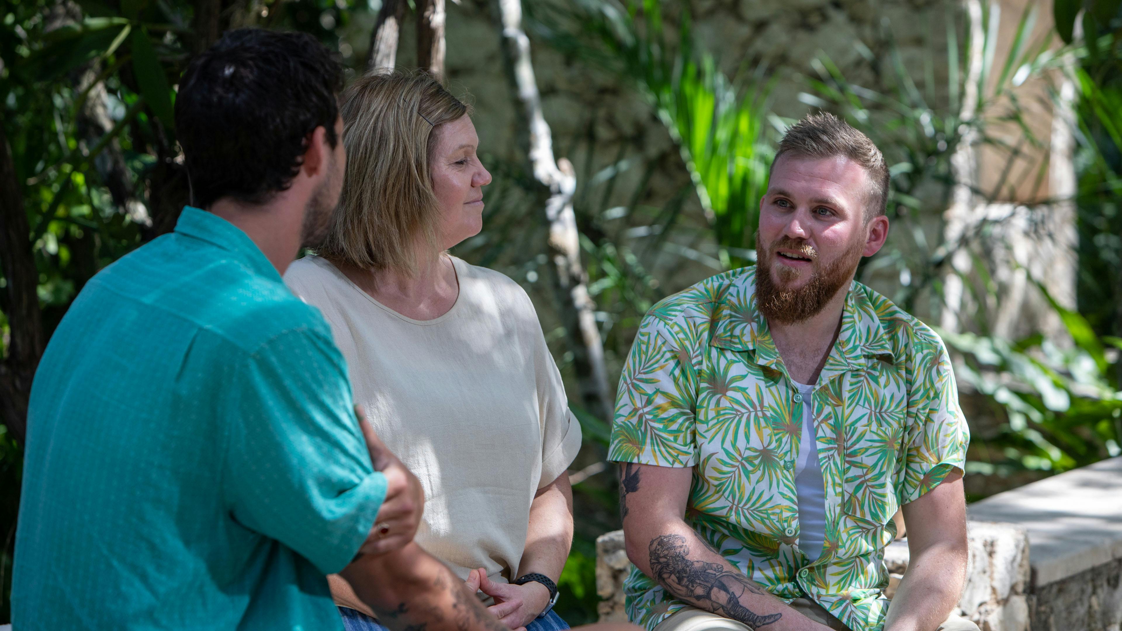 Morten og Tina, der i virkeligheden er Mettes kusine, snakker med Boris under familie-daten. 