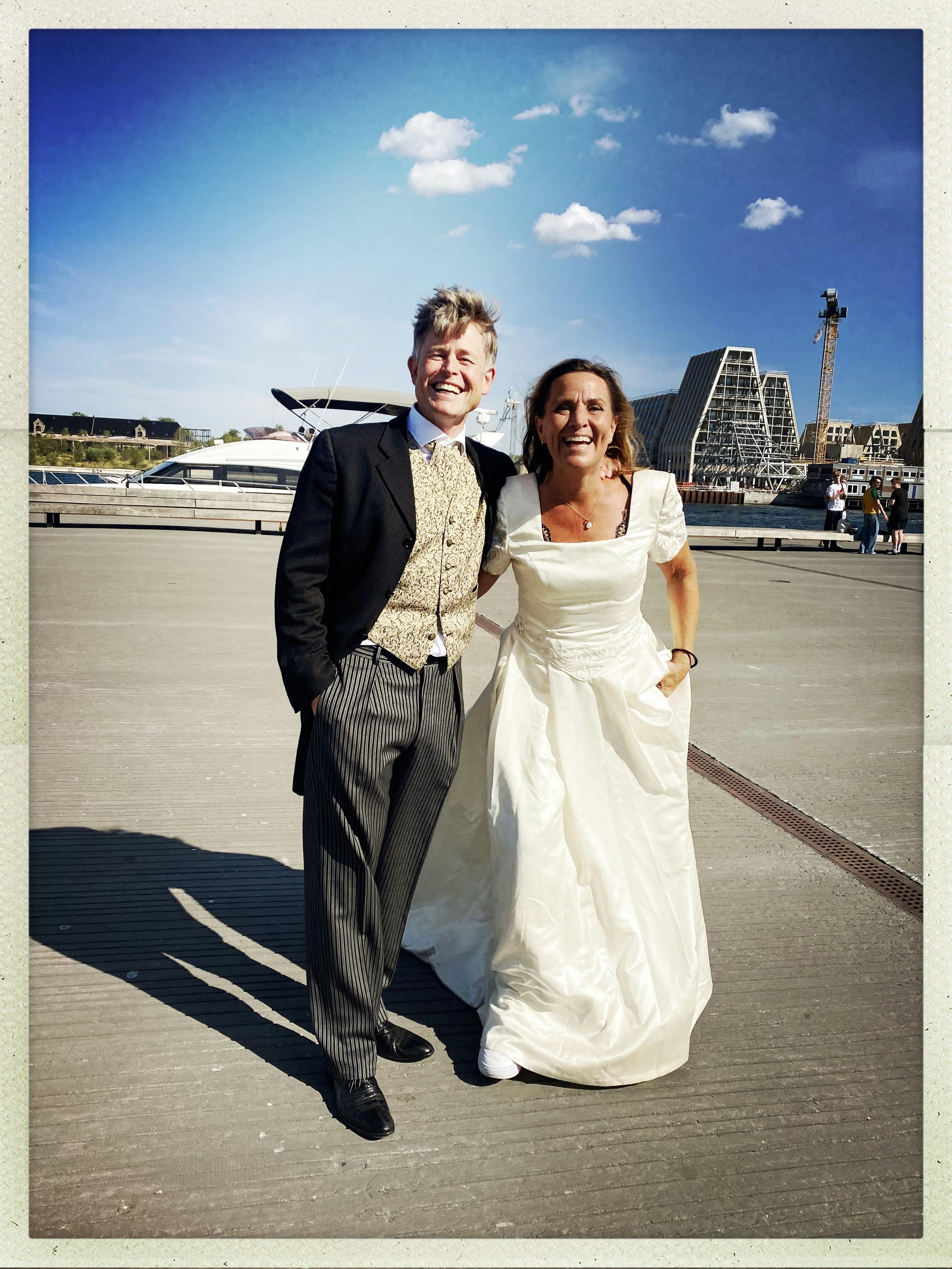 Caspar Phillipson og hustruen i deres 25 år gamle bryllupstøj. 