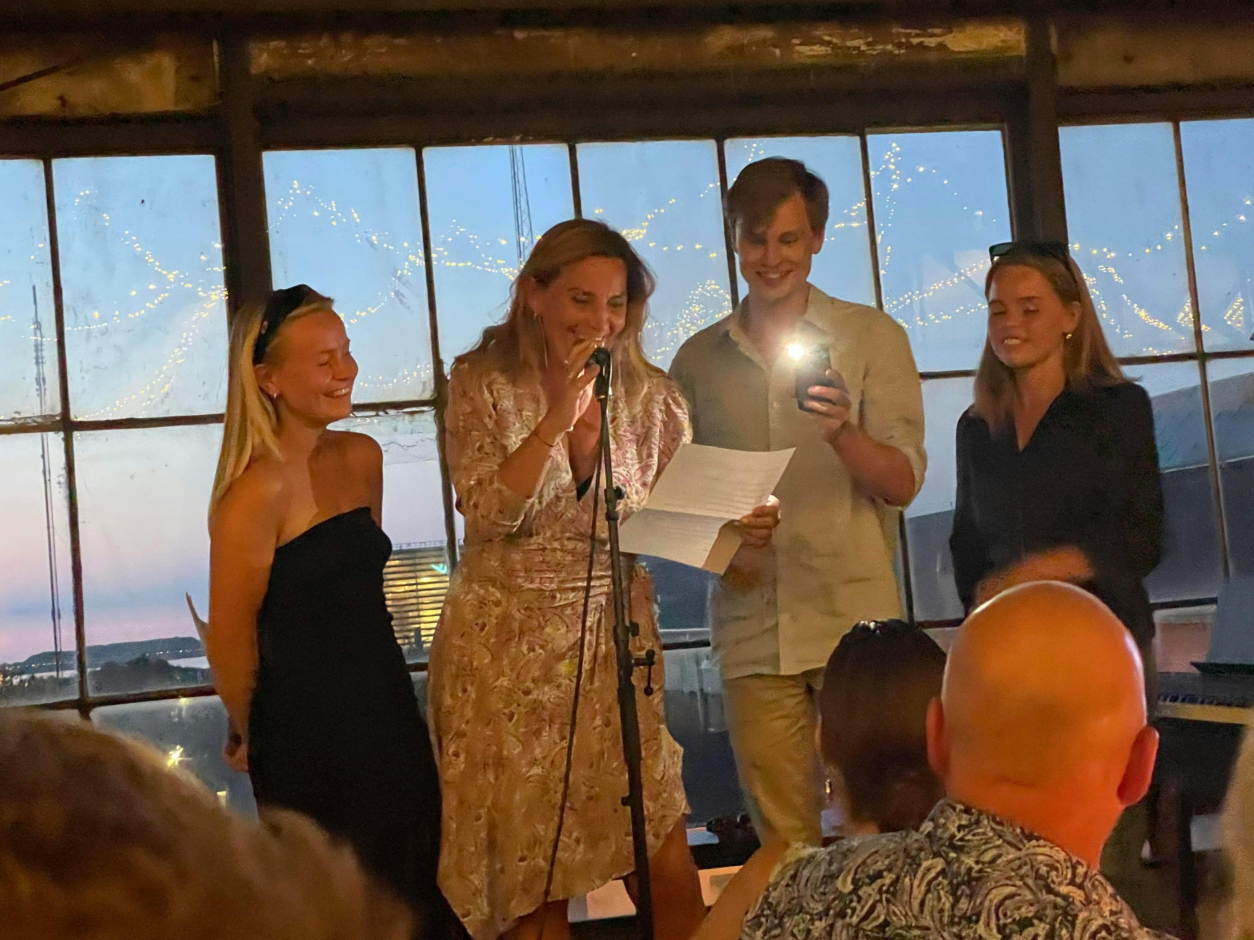 Caspar Phillipsons hustru og børn under festen. 