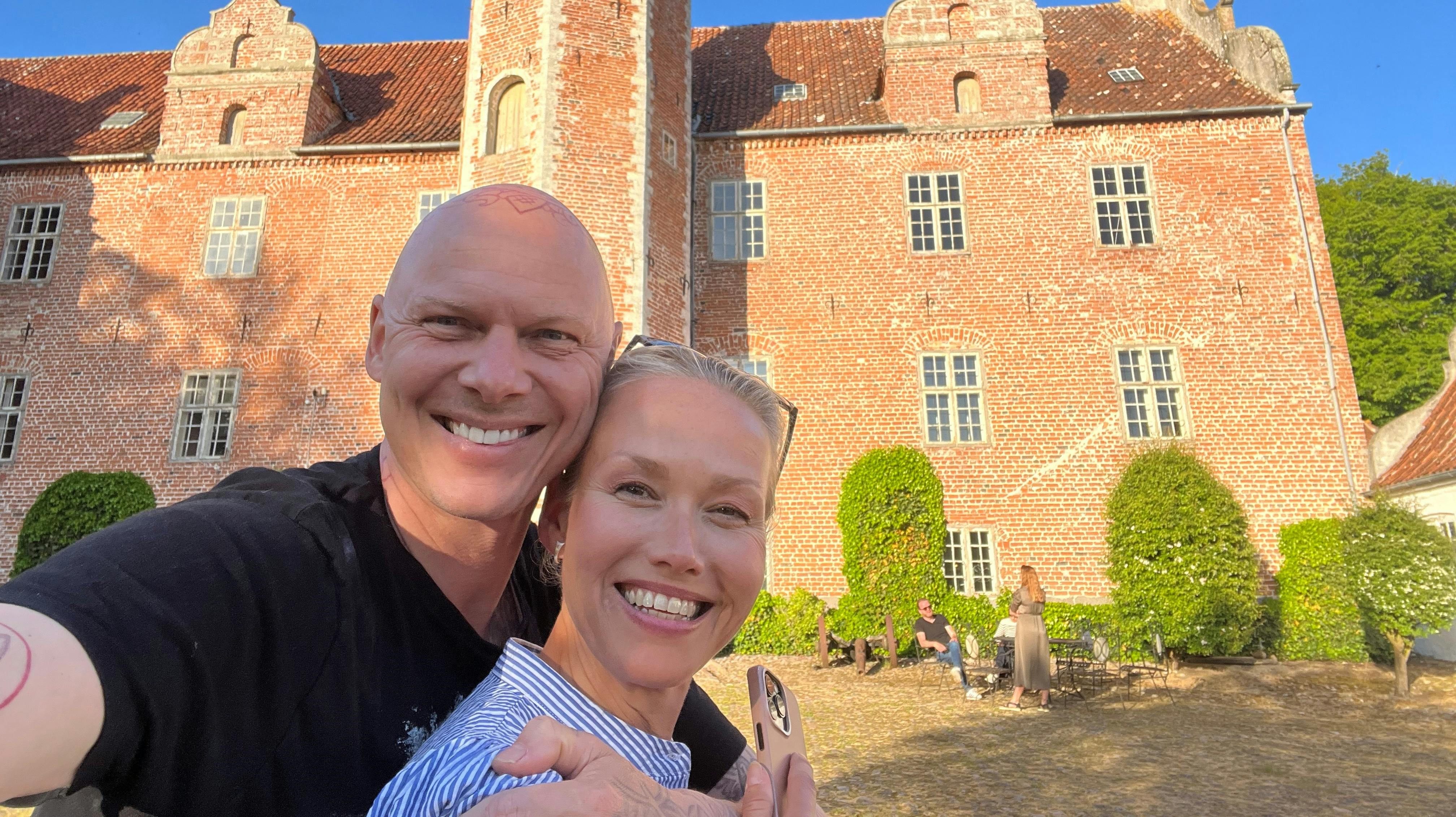 Jim Lyngvild og Trine Jepsen foran Harridslevgaard.