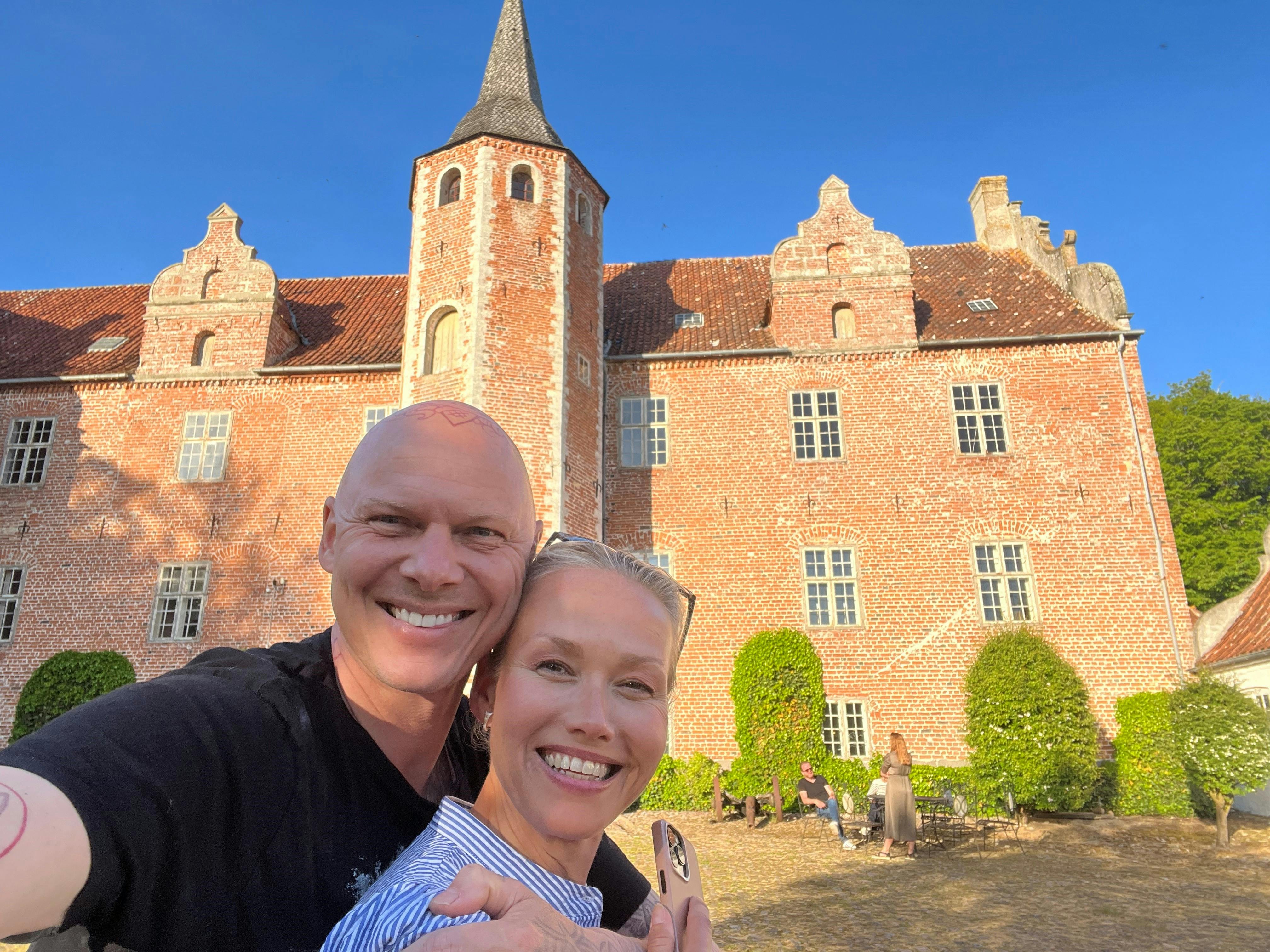 Jim Lyngvild og Trine Jepsen foran Harridslevgaard.