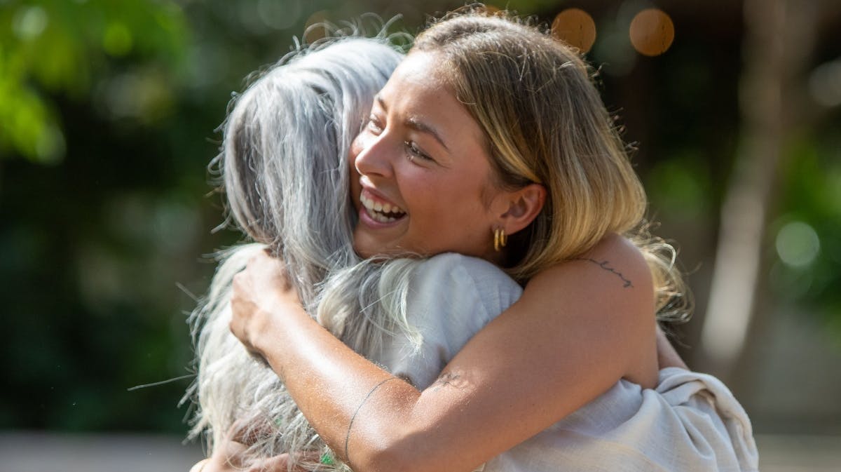 Julie Kriegler sammen med sin mor, Dorte. 