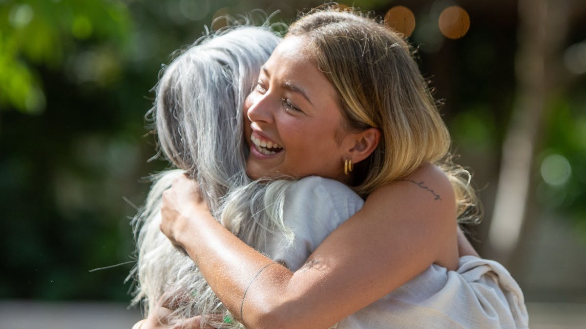 Julie Kriegler sammen med sin mor, Dorte. 