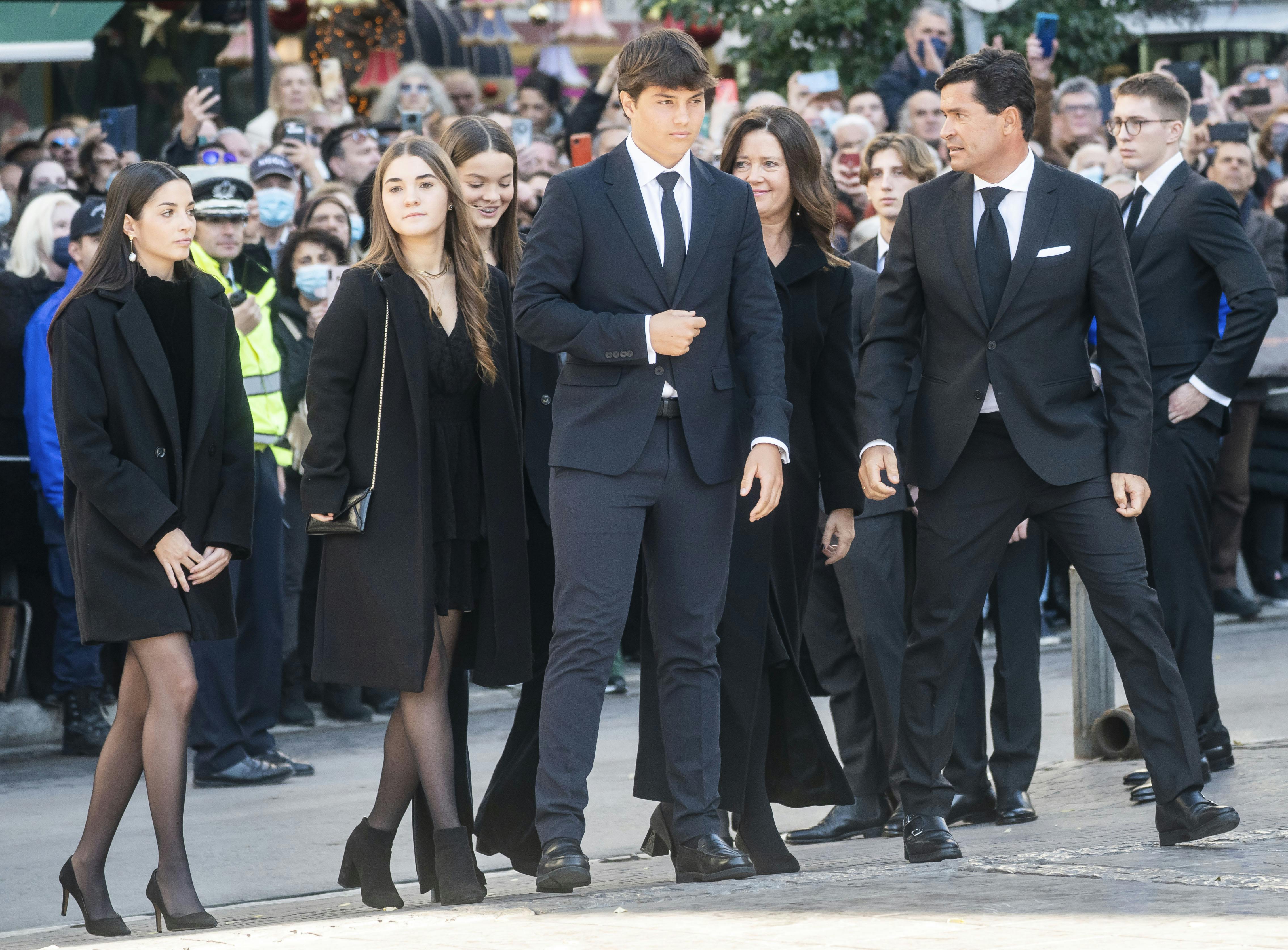 Prinsesse Alexia og Carlos Morales Quitana med deres fire børn ved kong Konstantins begravelse.&nbsp;
