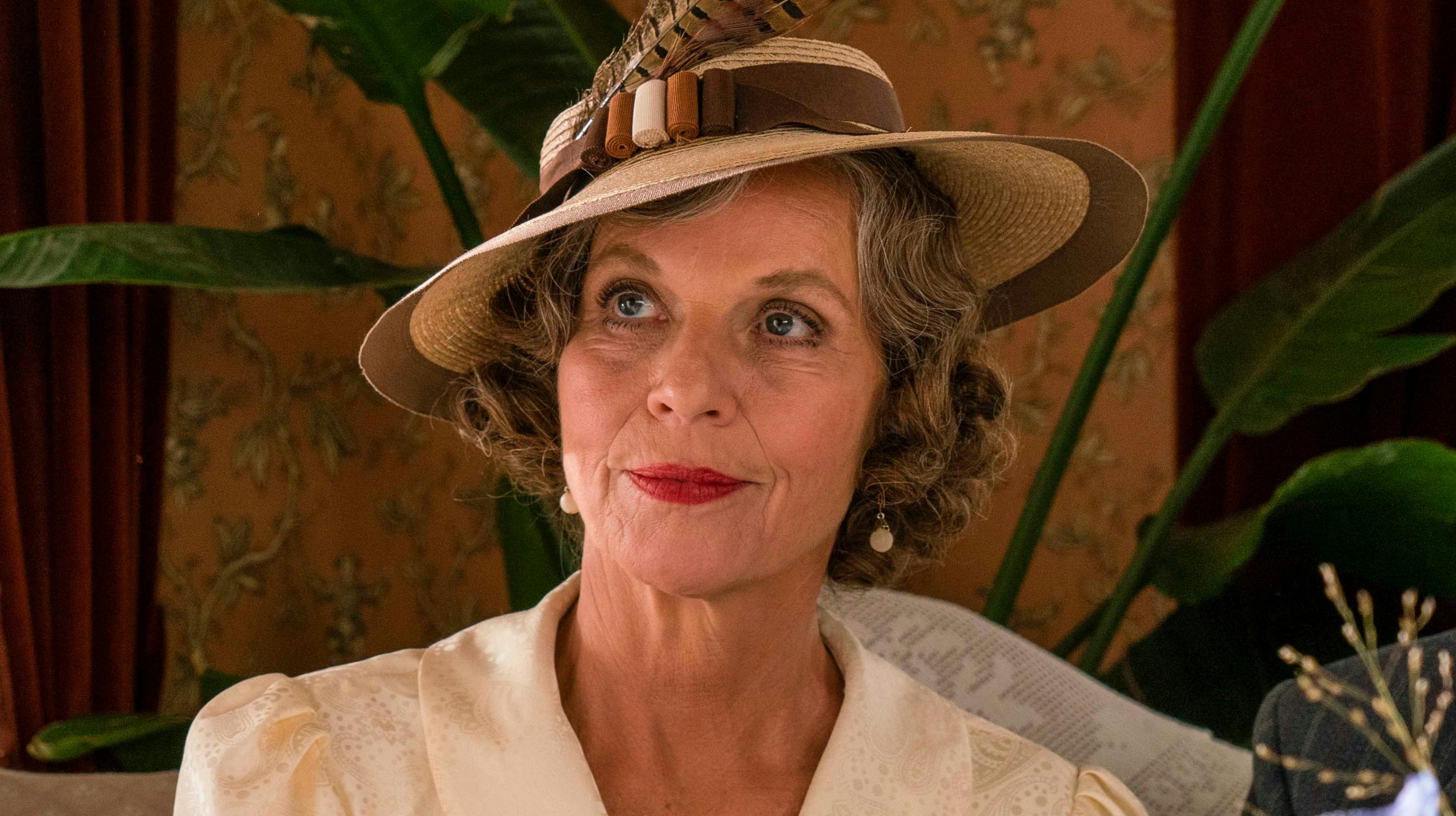 Benedikte Hansen som enkegrevinden Anne-Grethe i "Badehotellet".