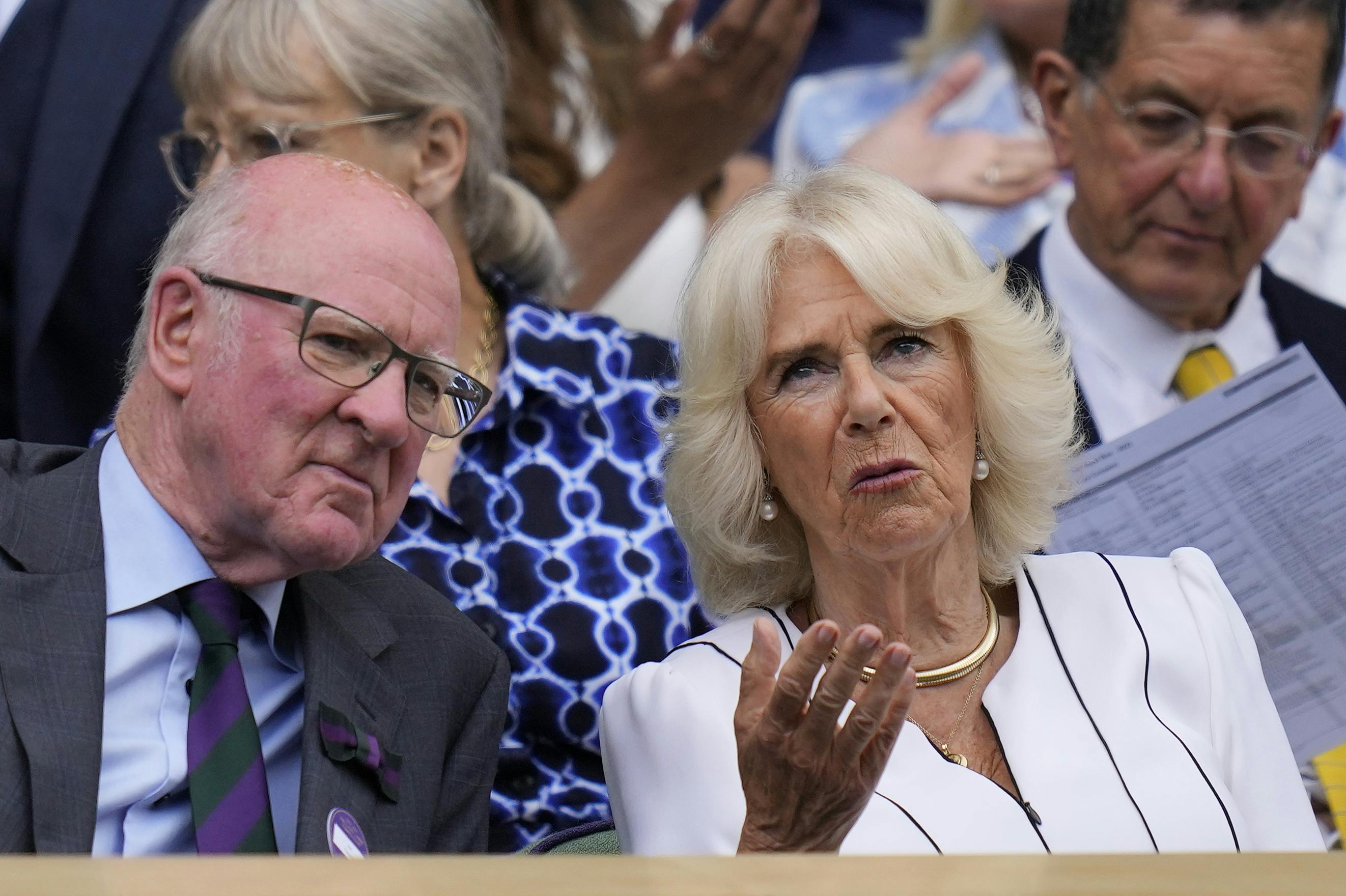 Dronning Camilla har fået en plads ved siden af Ian Hewitt, som er formand for The All England Lawn Tennis and Croquet Club (AELTC).&nbsp;
