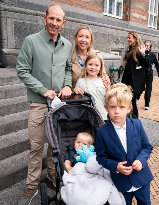 Michael Mørkøv med hustruen Trine og sine tre børn på Københavns Rådhus i juli 2022.&nbsp;
