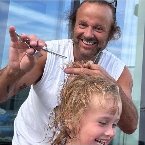Dennis Knudsen klipper hår på sønnen Lucas.