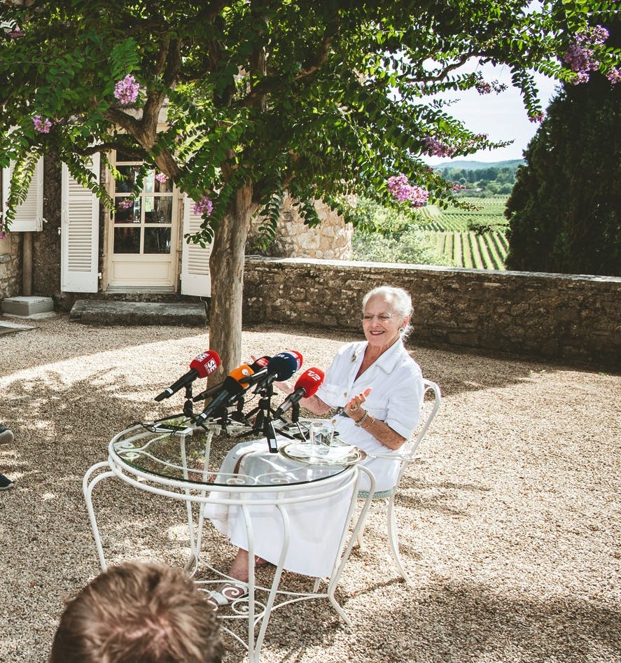 Dronning Margrethe holder pressemøde på det sydfranske slot, forud for det franske statsbesøg i 2016. Her er hun siddende ved samme cafésæt, som grev Nikolai i går delte et billede af.&nbsp;
