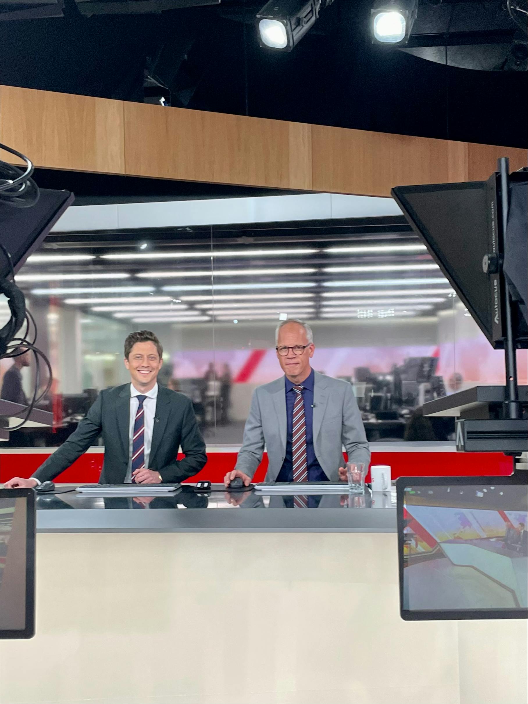 Rasmus Staghøj og Dennis Ritter i TV 2 News-studiet
