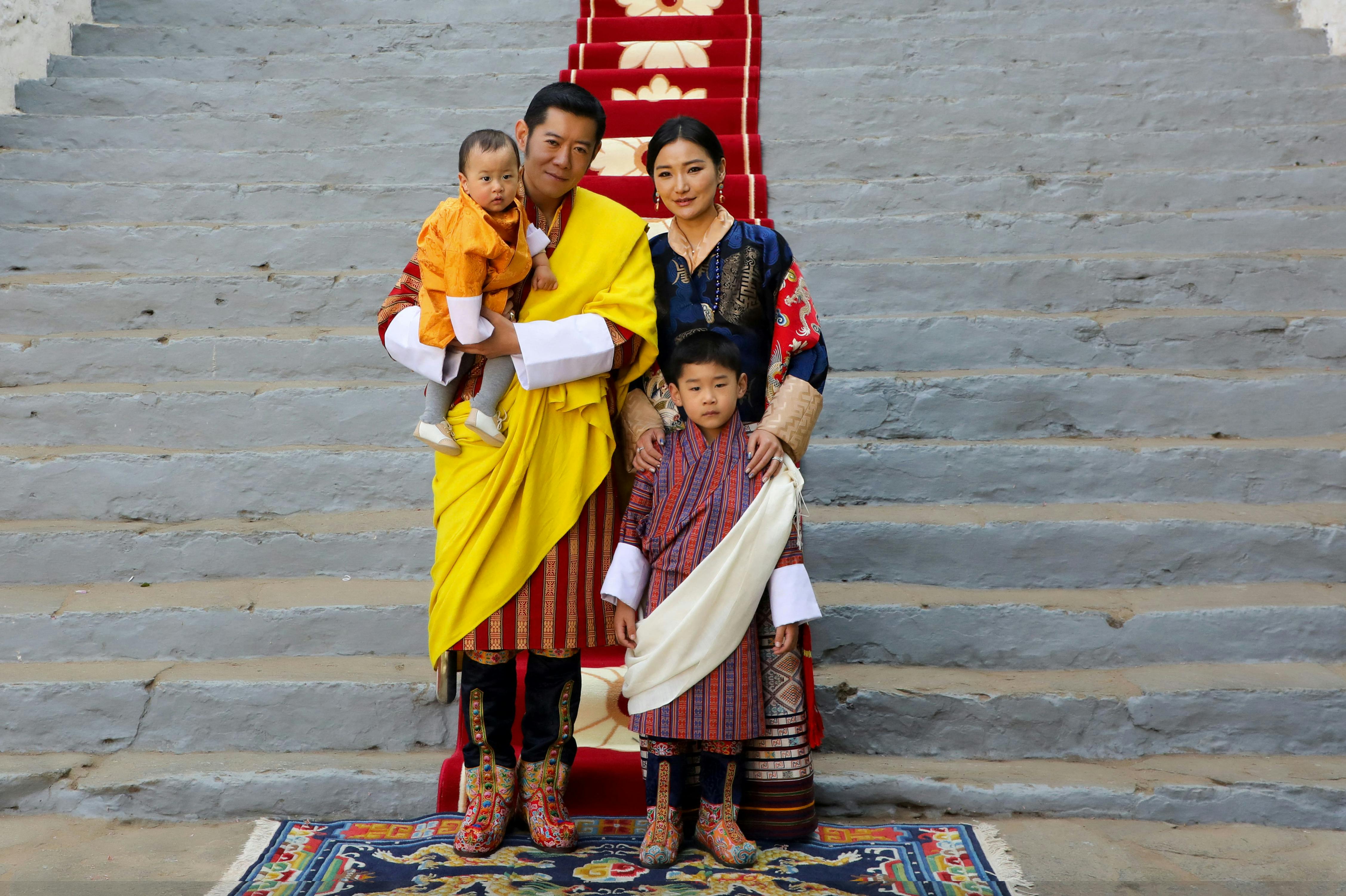 Kong Jigme Khesar Namgyel Wangchuck og dronning Jetsun Pema med børnene i 2021.&nbsp;
