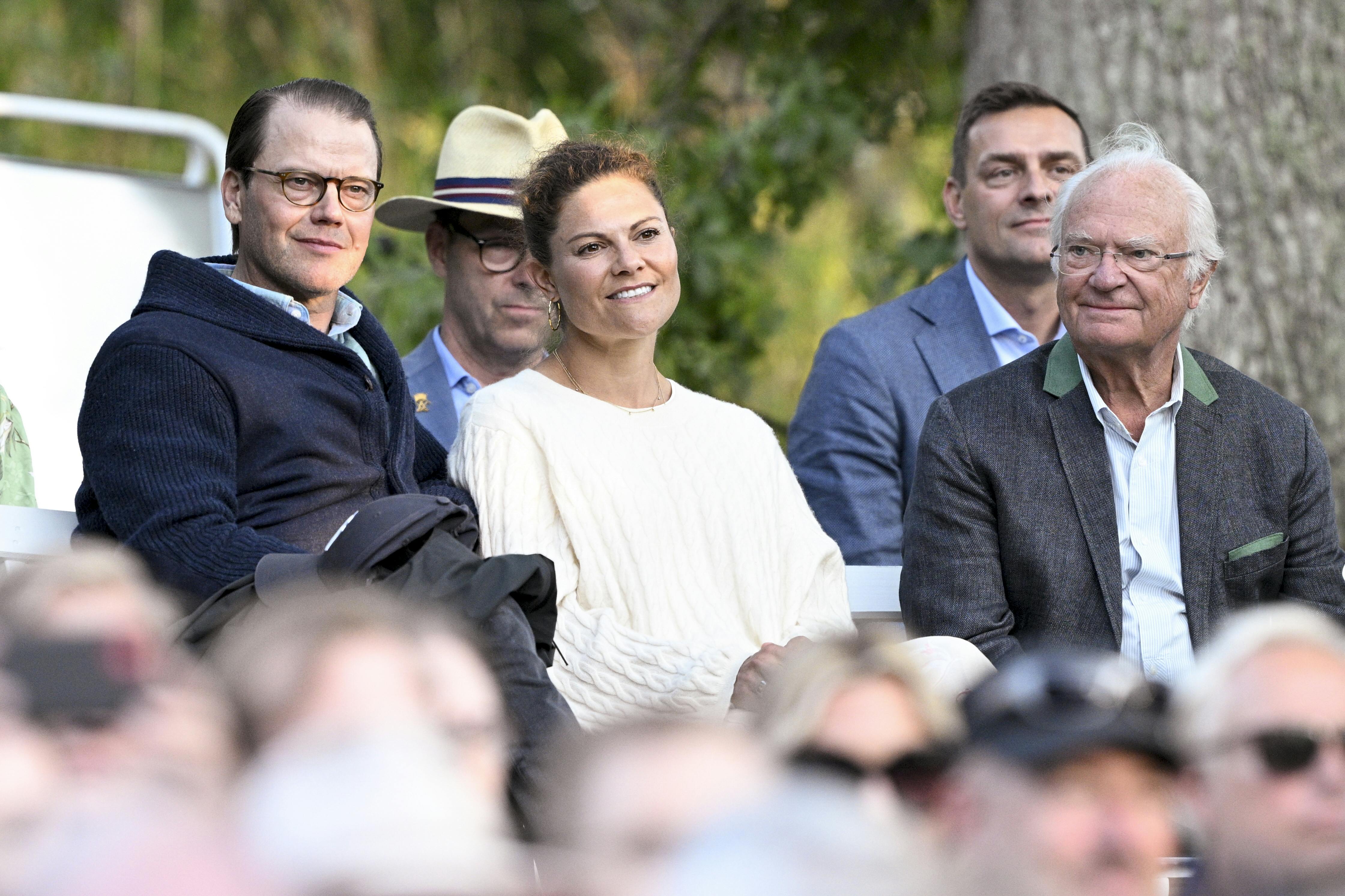 Kronprinsesse Victoria sad mellem sin mand, prins Daniel, og sin far, kong Carl Gustaf.&nbsp;
