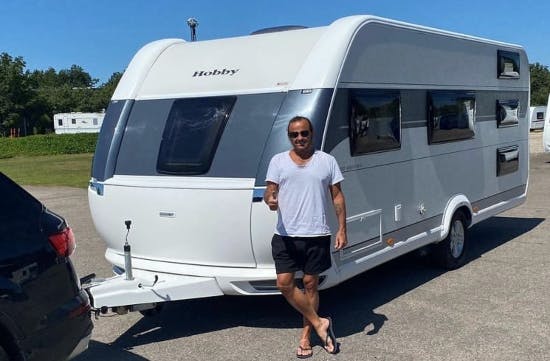 Dennis Knudsen med campingvogn.