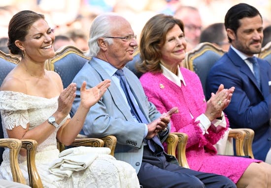 Kong Carl Gustaf mellem kronprinsesse Victoria og dronning Silvia.