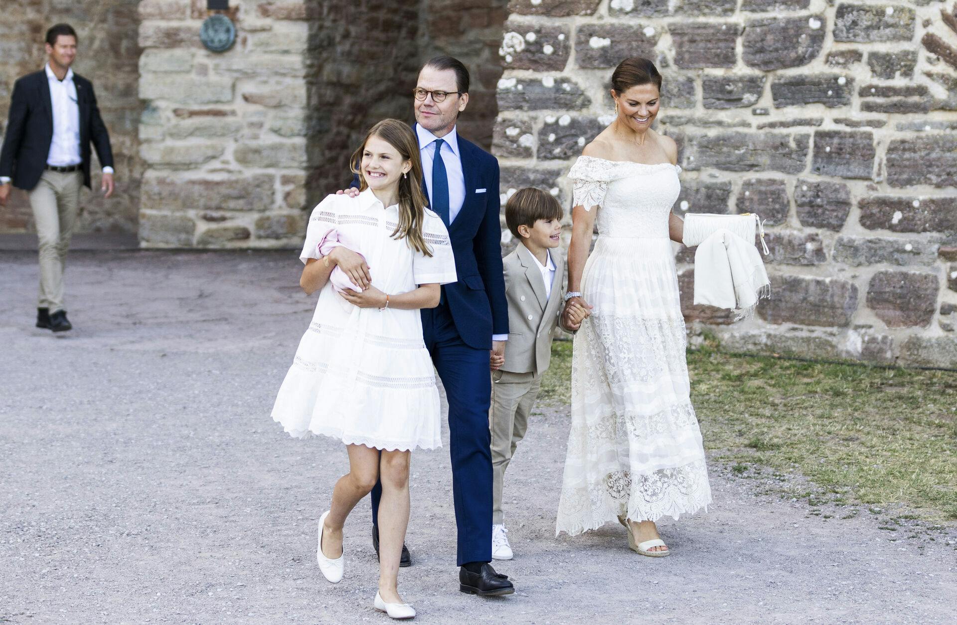 BORGHOLM 20230714 Kronprinsessan Victoria, prins Daniel och barnen prinsessan Estelle och prins Oscar lämnar Borgholms slottsruin efter Victoriakonserten och firandet av kronprinsessan Victorias födelsedag på Öland. Foto: Caisa Rasmussen / TT / kod 12150