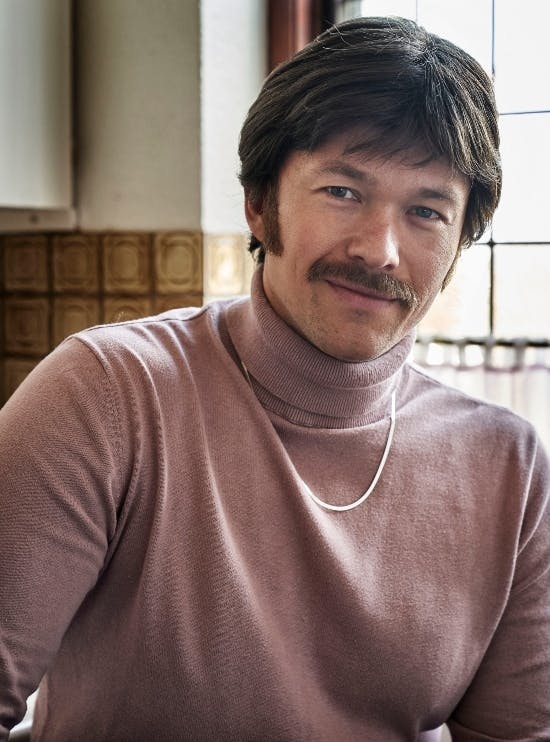 Jakob Oftebro som Robert i tv-serien "Dansegarderoben".