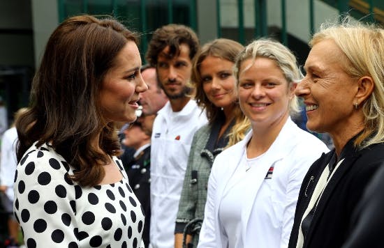 Kate hilser på Martina Navratilova.