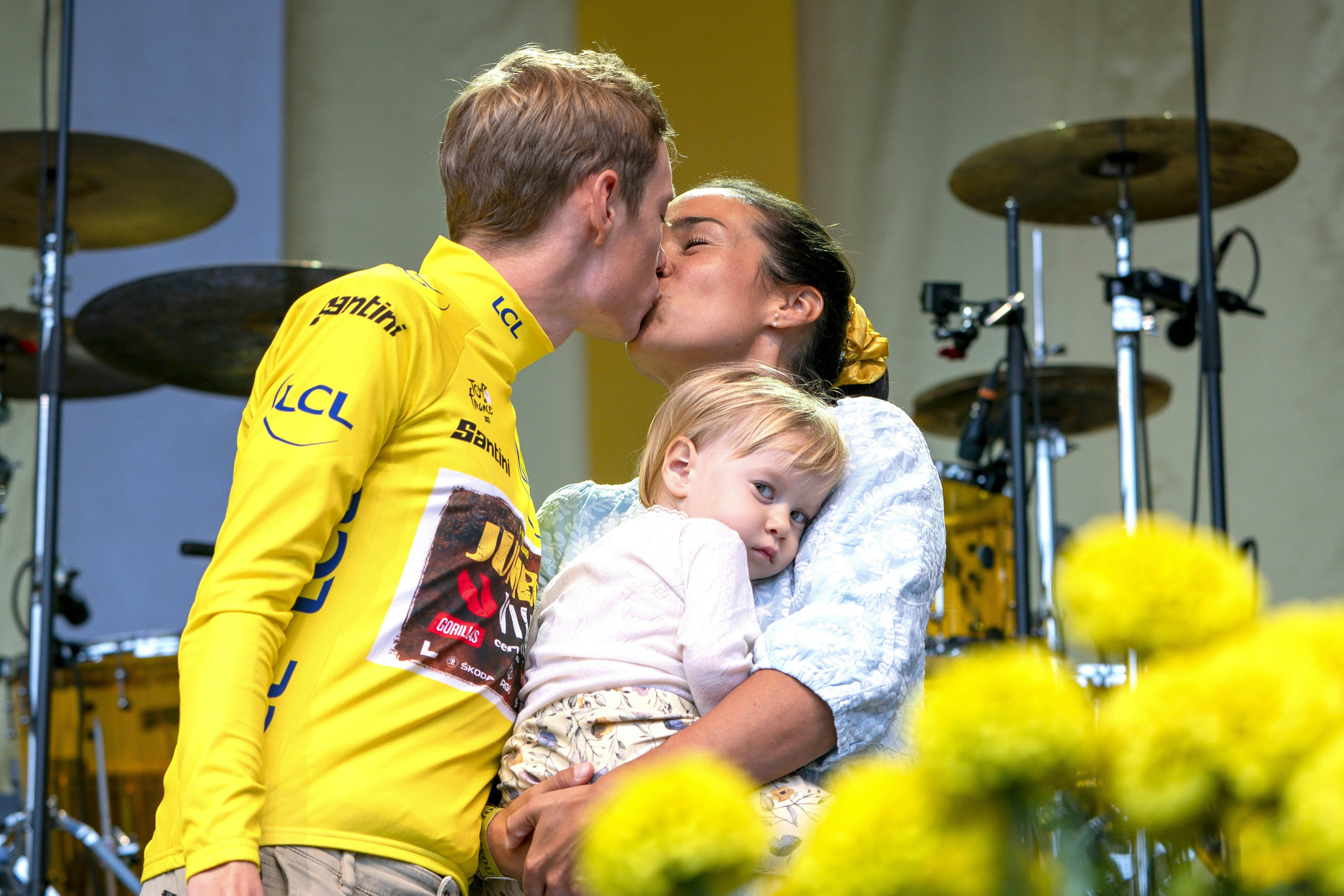 Jonas Vingegaard med Trine og datter ved fejringen af sejren i 2022.