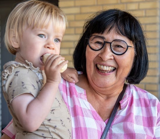 Rosa Kildahl med barnebarnet Frida.