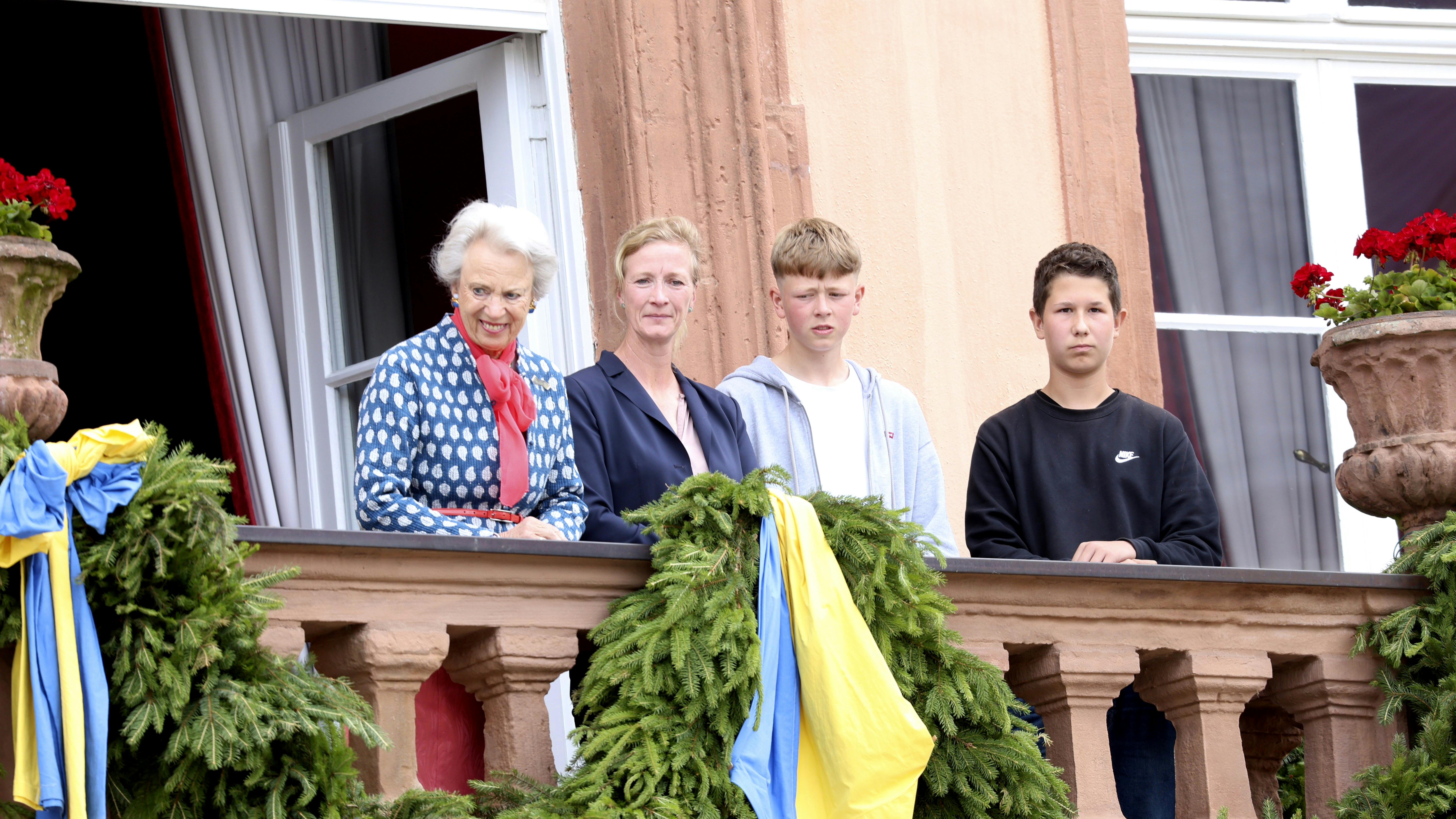 Prinsesse Benedikte, prinsesse Nathalie og Konstantin, der havde sin ven Marc med, overværede festoptoget på slotspladsen fra balkonen.
