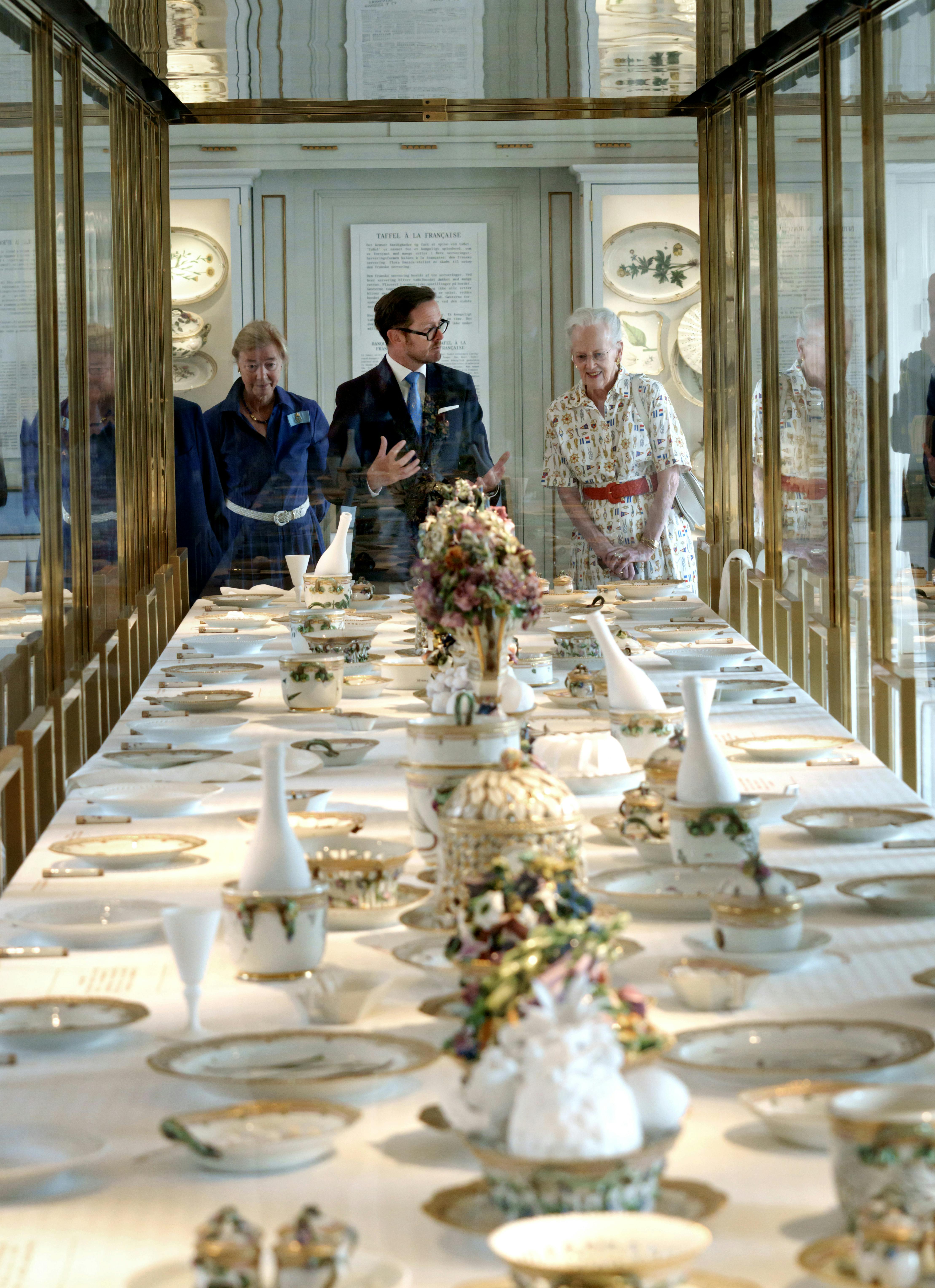 Dronning Margrethe besøger Koldinghus og ser den flotte borddækning i montren. 