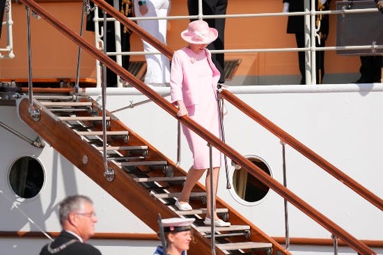 Dronning Margrethe ankommer med kongeskibet Dannebrog til Sønderborg Havn.&nbsp;
