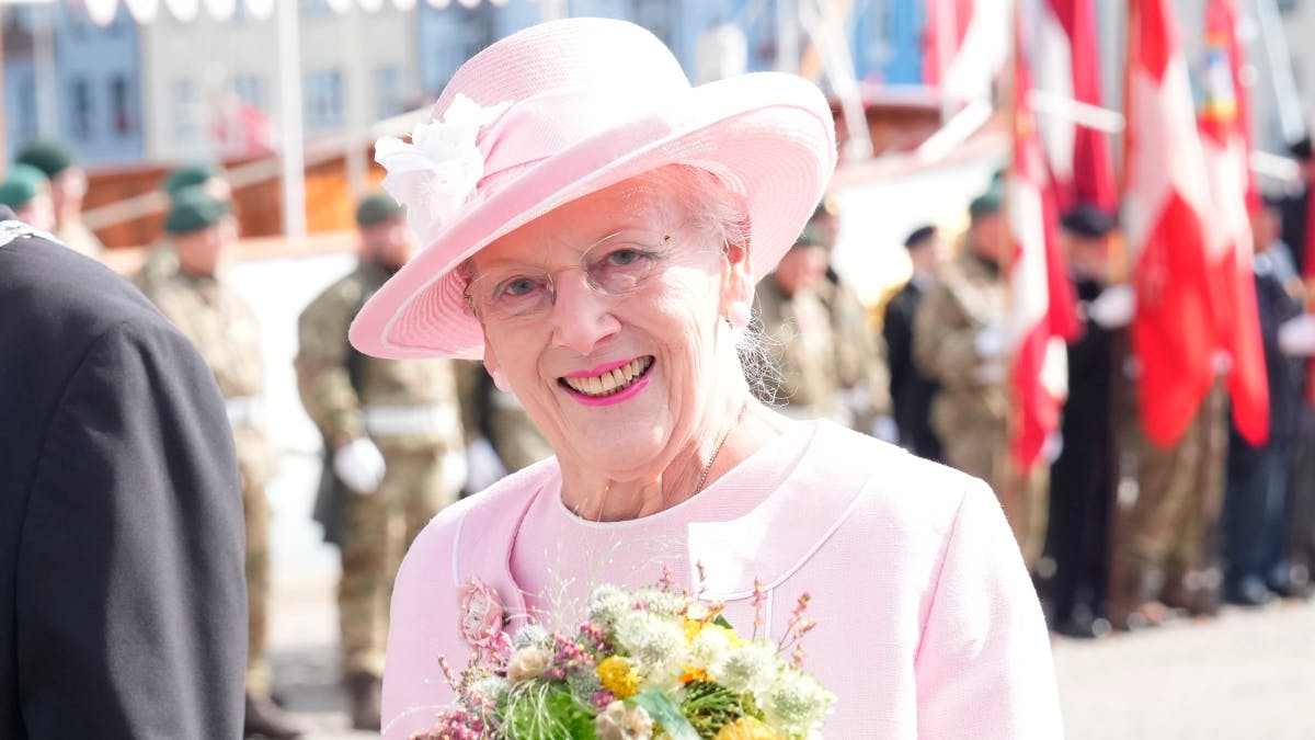 Dronning Margrethe ankommer med kongeskibet Dannebrog til Sønderborg Havn.&nbsp;