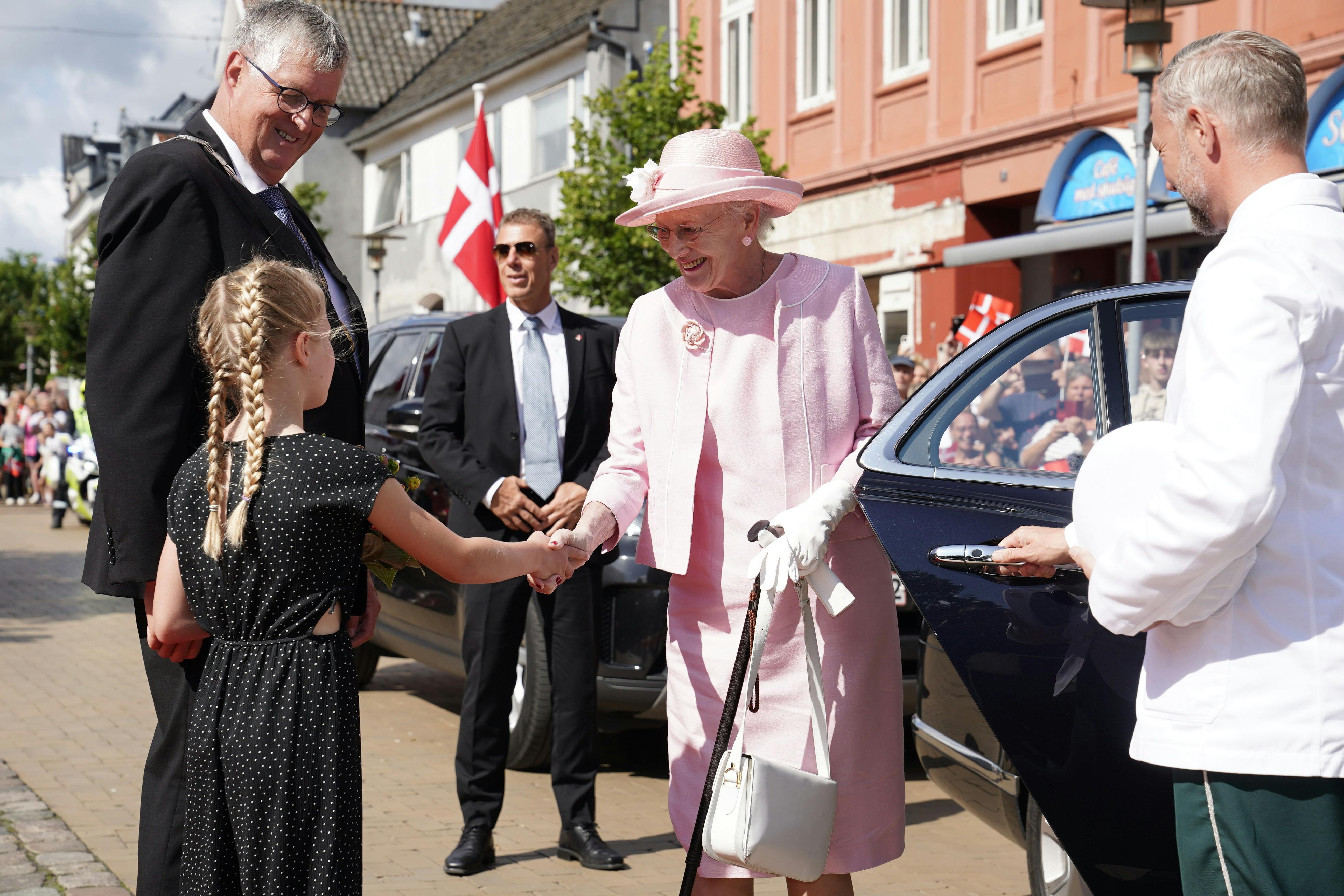 Vigga hilser på dronning Margrethe. 