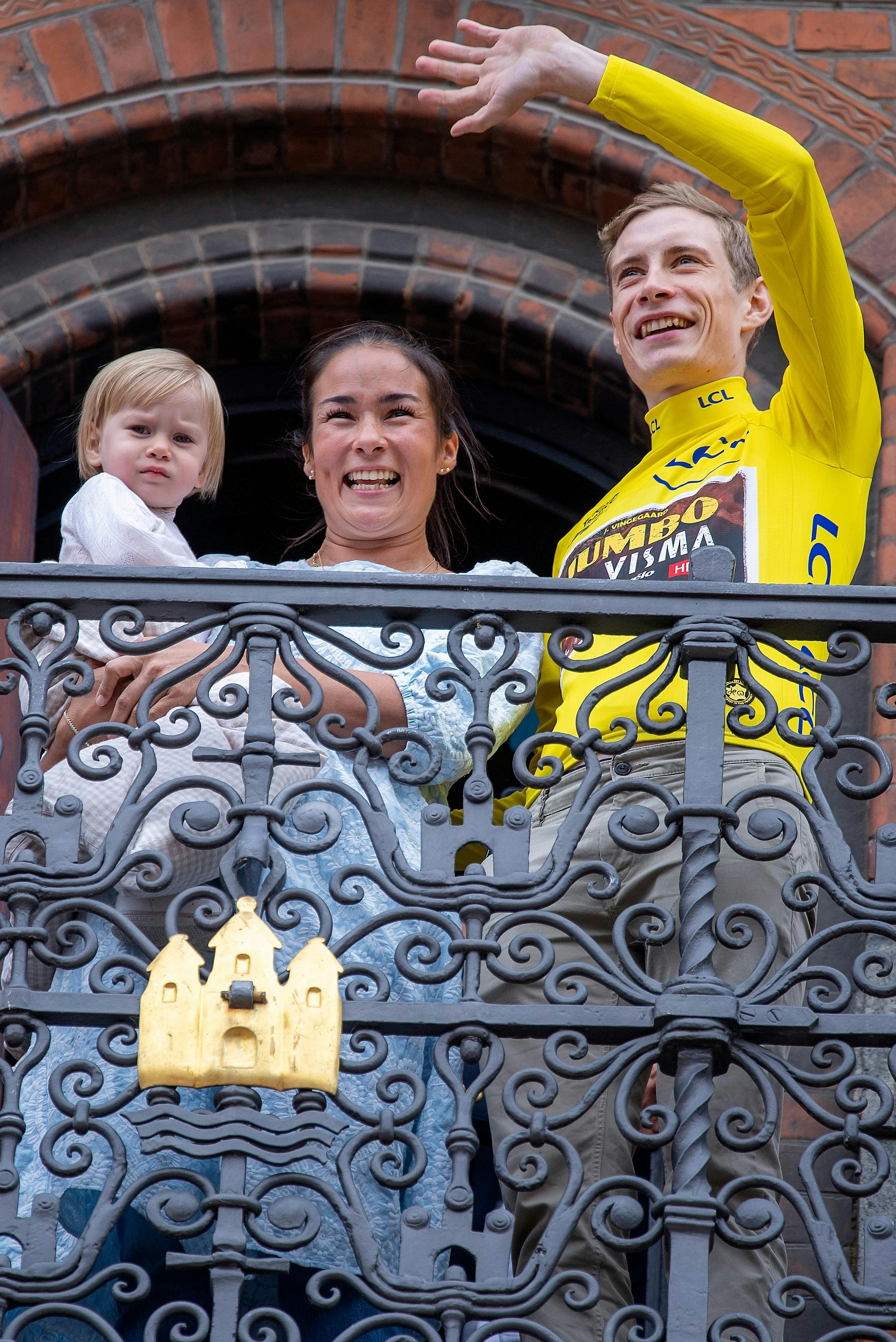 Jonas Vingegaard med Trine Marie Hansen og Frida.